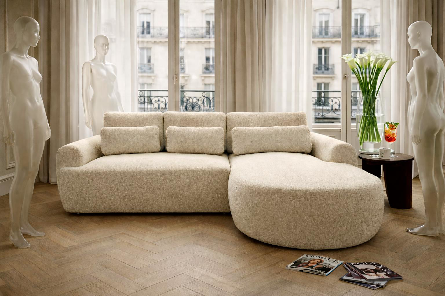 Canapé d’angle Aboukir de Paname Avenue en tissu bouclé beige, mis en scène dans un appartement haussmannien du quartier du Sentier à Paris, avec parquet en point de Hongrie et grandes fenêtres donnant sur des balcons en fer forgé.