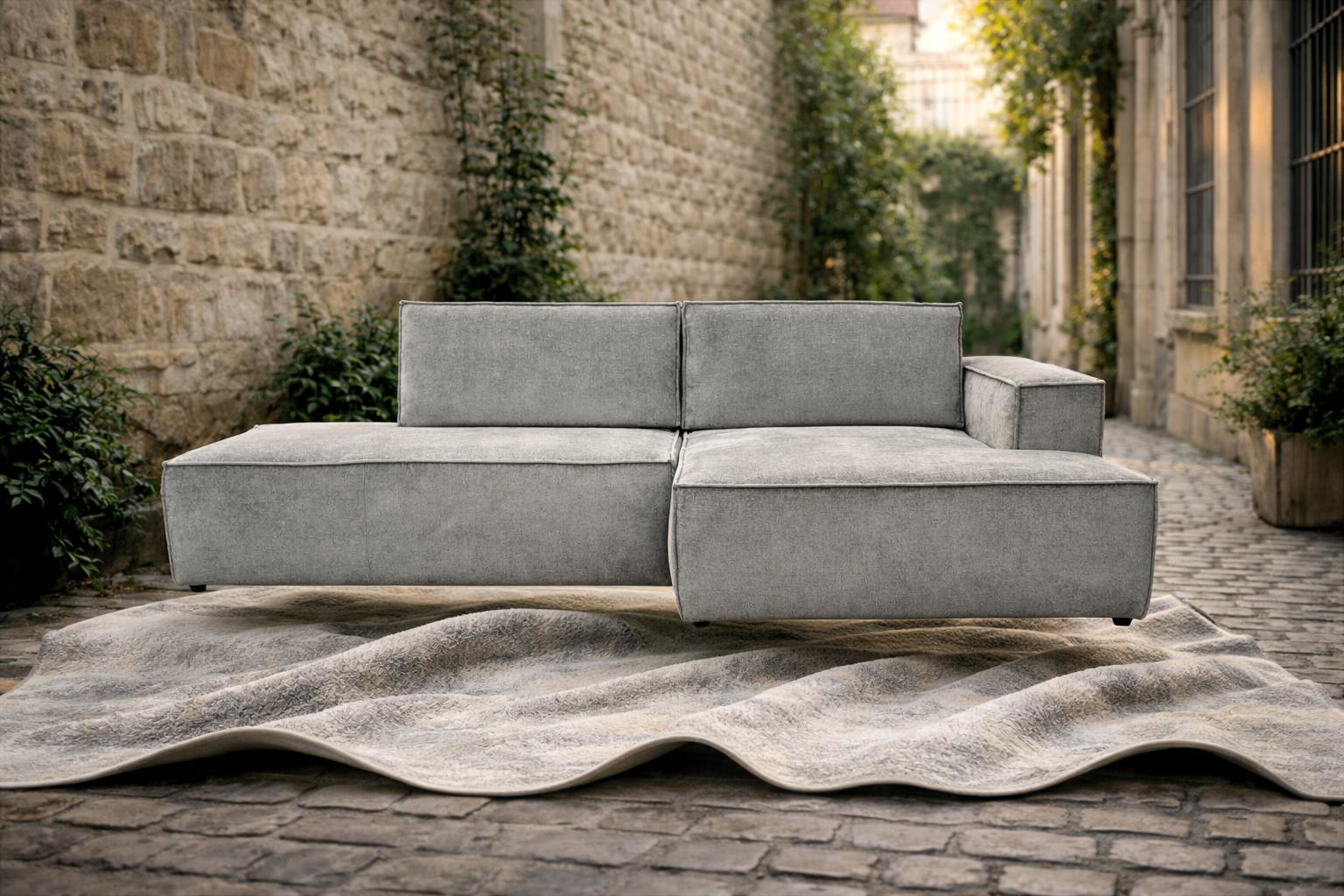 Canapé d’angle Prevot gris clair au design minimaliste avec méridienne droite