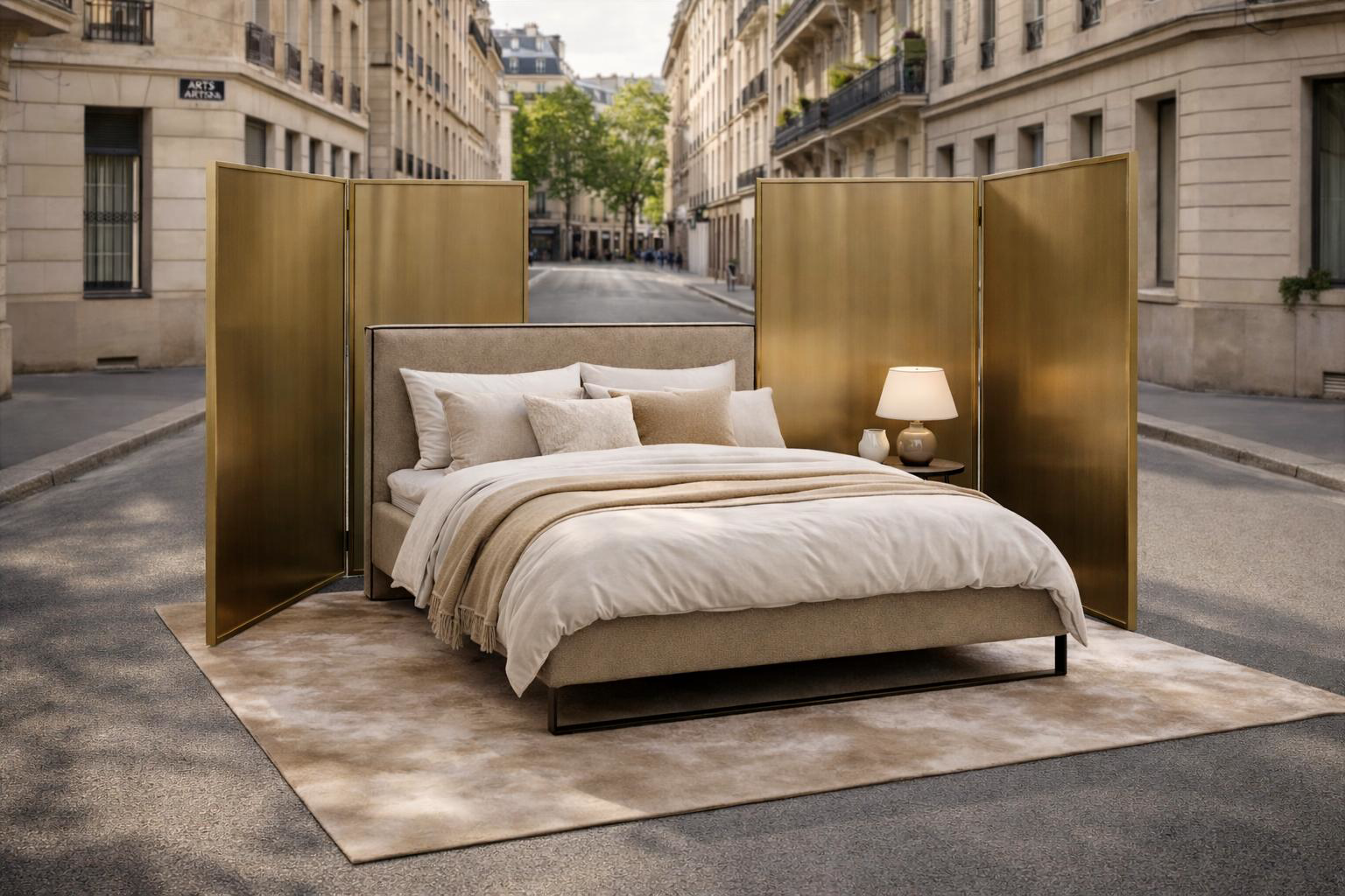 Lit Debelleyme beige de Paname Avenue avec linge de lit crème, table de chevet et paravent doré, mis en scène au centre d’une rue parisienne élégante.