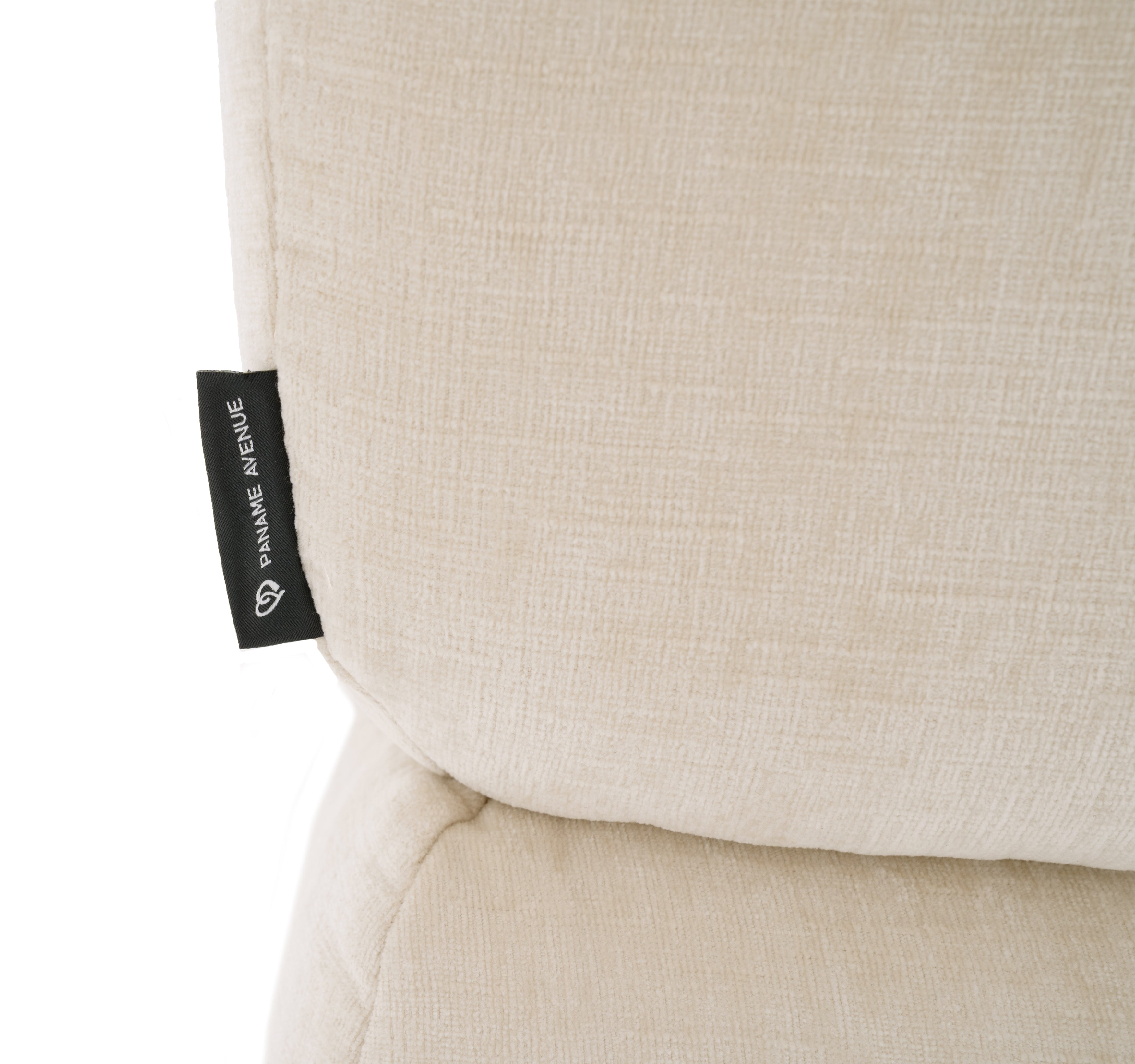 Canapé d’angle droit Lancry en tissu chenille beige Paname Avenue, détail du label de la marque