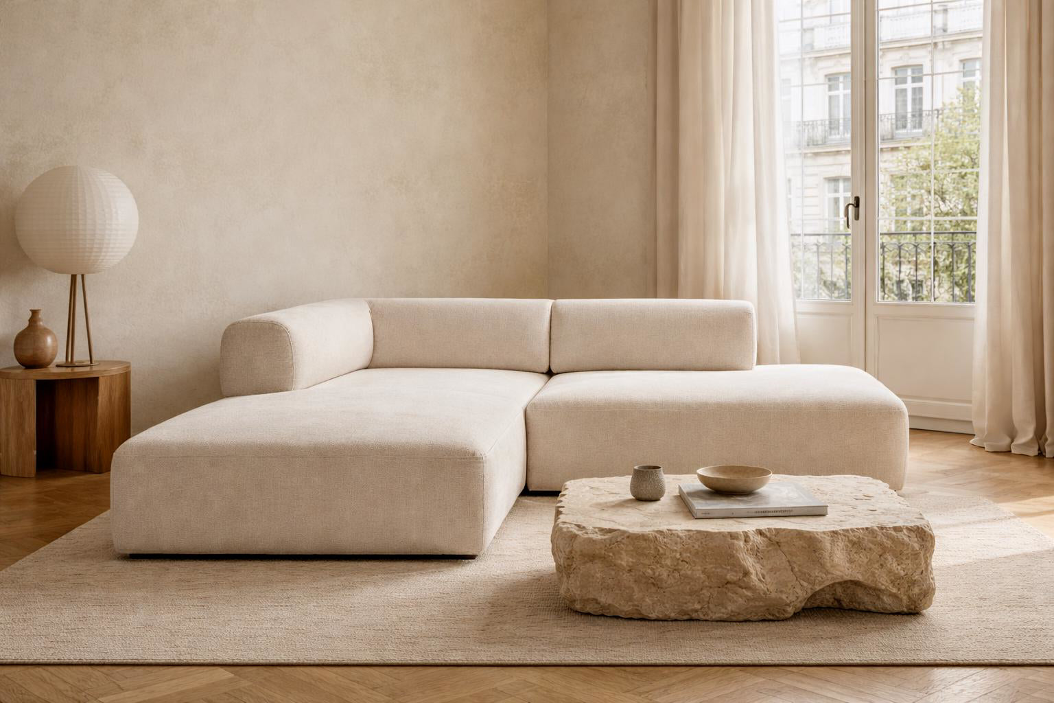 Canapé d’angle gauche Lancry en tissu chenille beige Paname Avenue, dans un décor inspire au quartier parisien