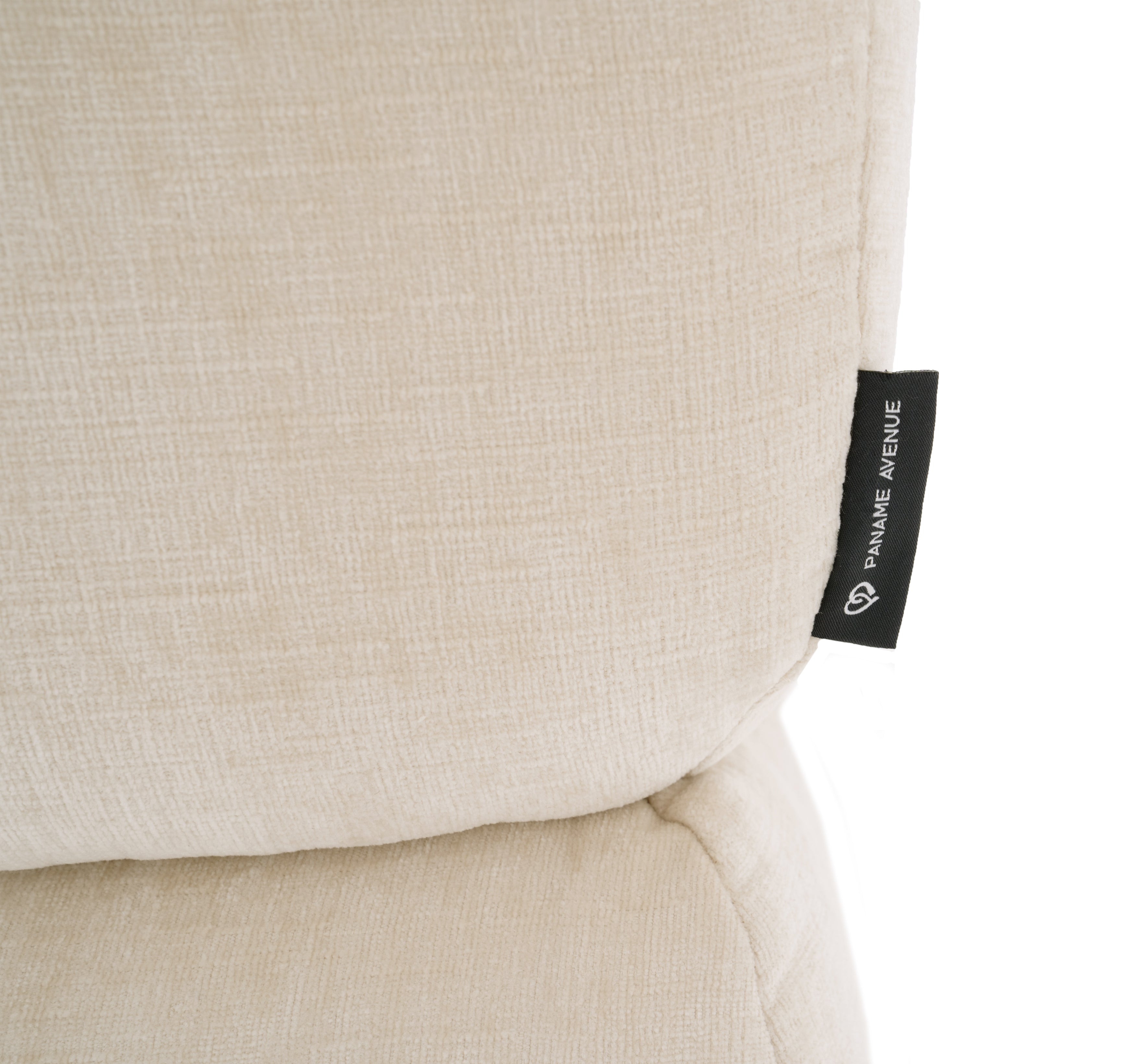 Canapé d’angle gauche Lancry en tissu chenille beige Paname Avenue, détail du label de la marque