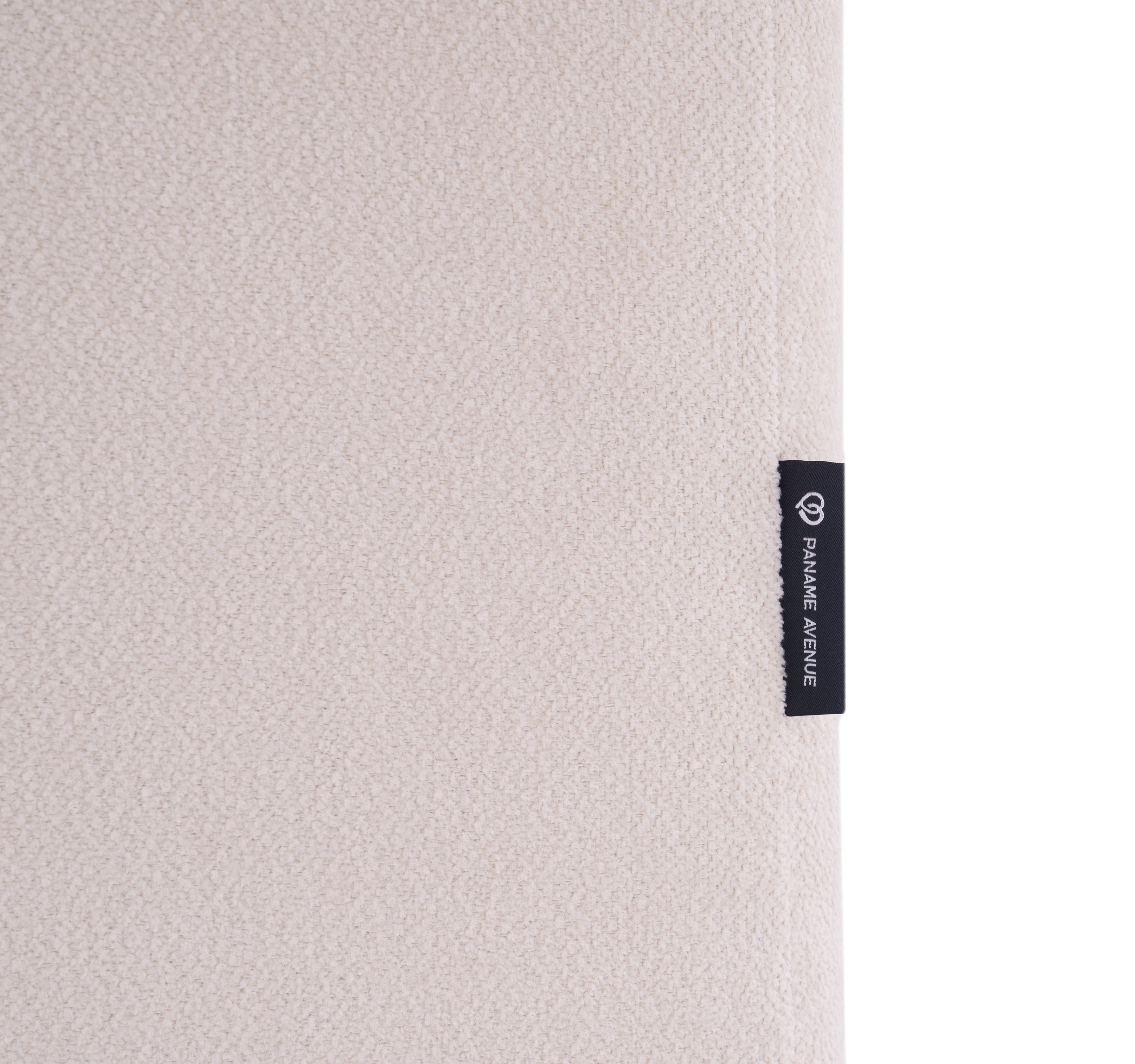 Canapé d’angle droit Archives en tissu chenille beige Paname Avenue, détail du label de la marque