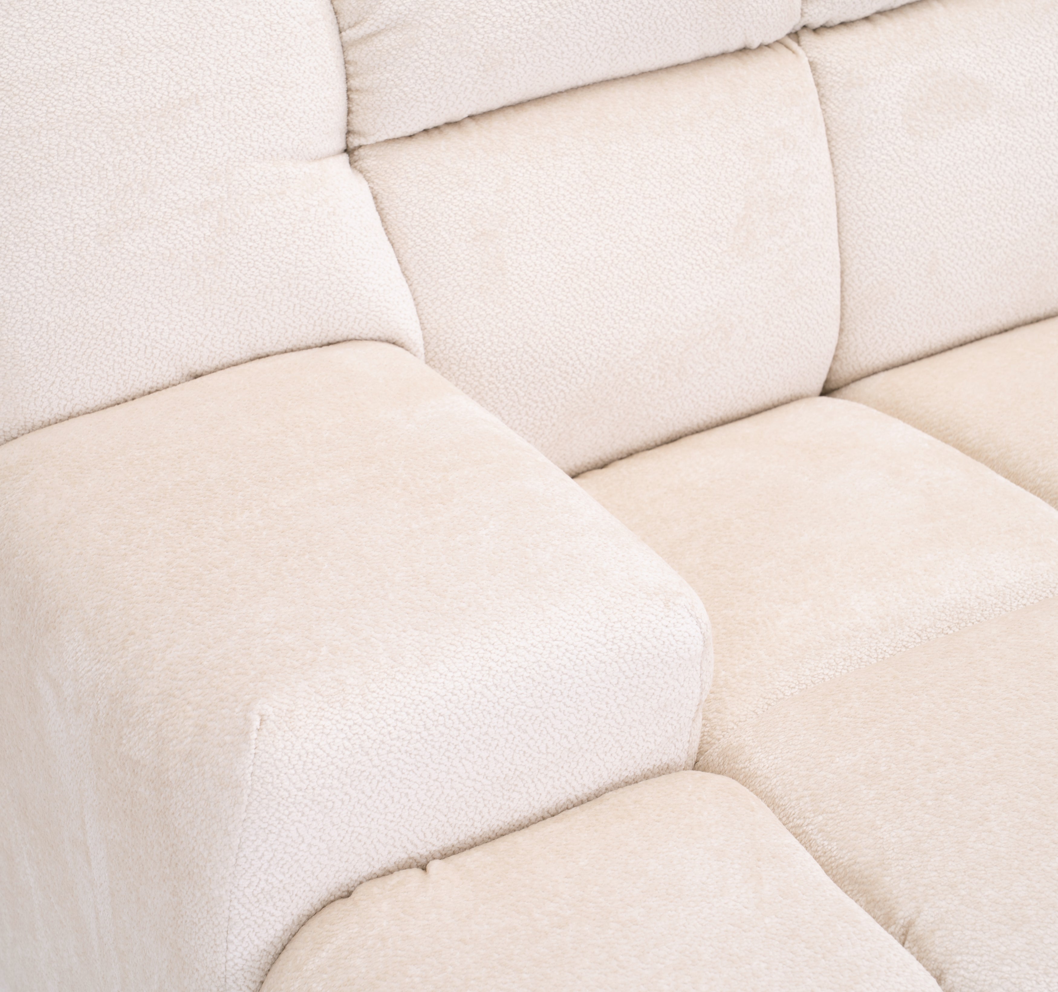 Canapé d’angle droit Caire en tissu chenille crème Paname Avenue, zoom sur l’accoudoir