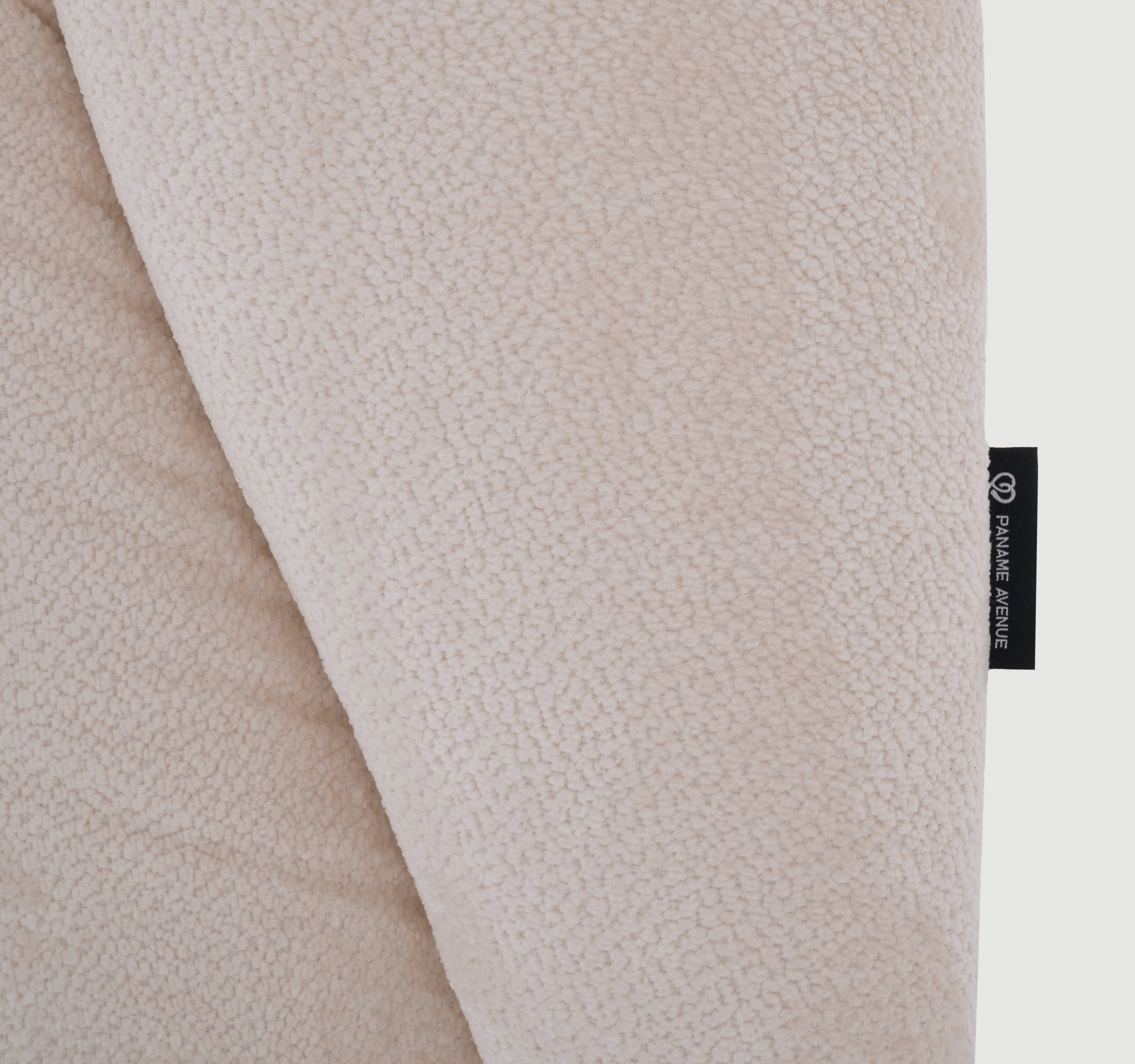 Canapé d’angle droit Caire en tissu chenille crème Paname Avenue, détail du label de la marque