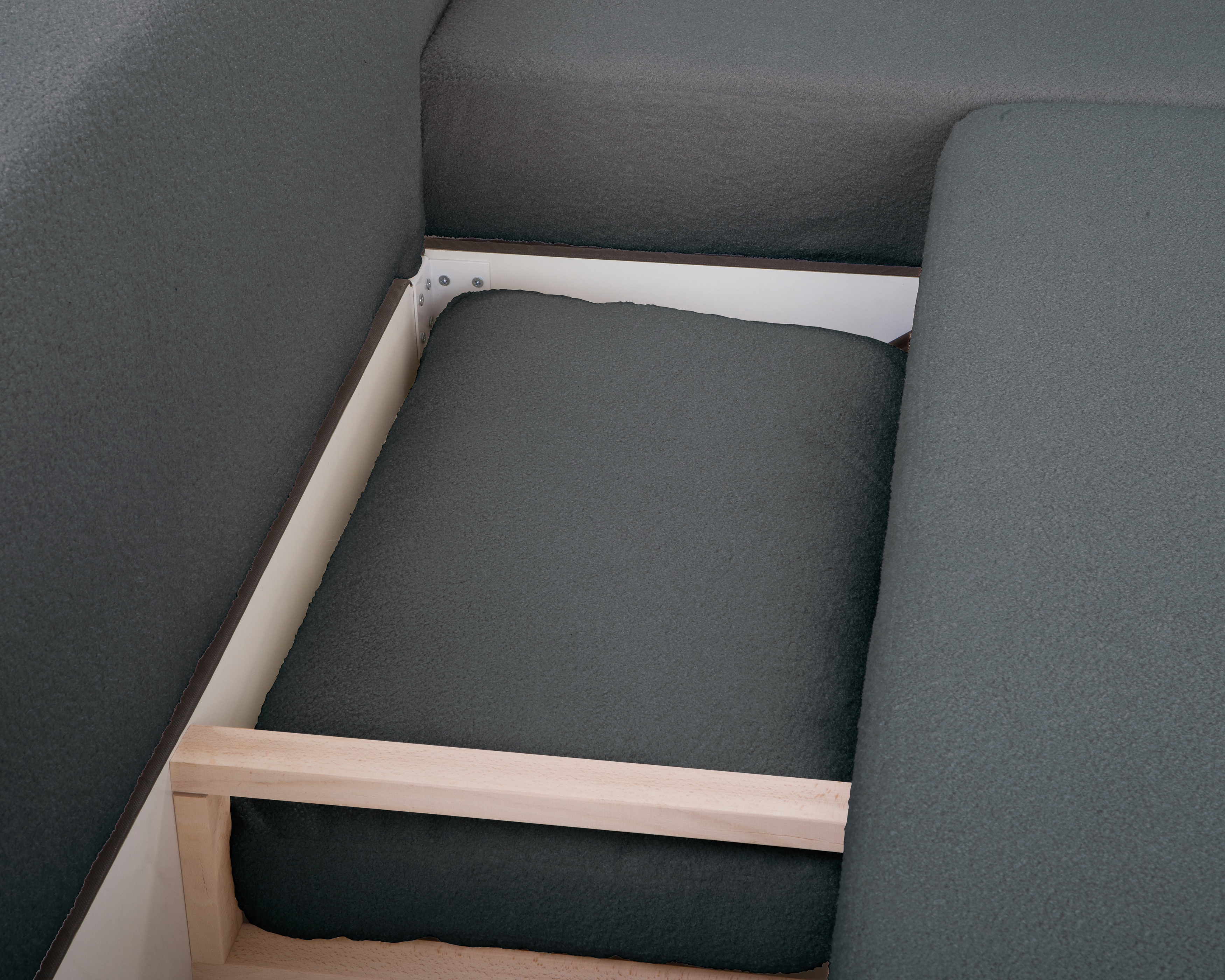 Canapé d’angle droit Charlot en tissu bouclette anthracite Paname Avenue, vue coffre ouvert avec coussin