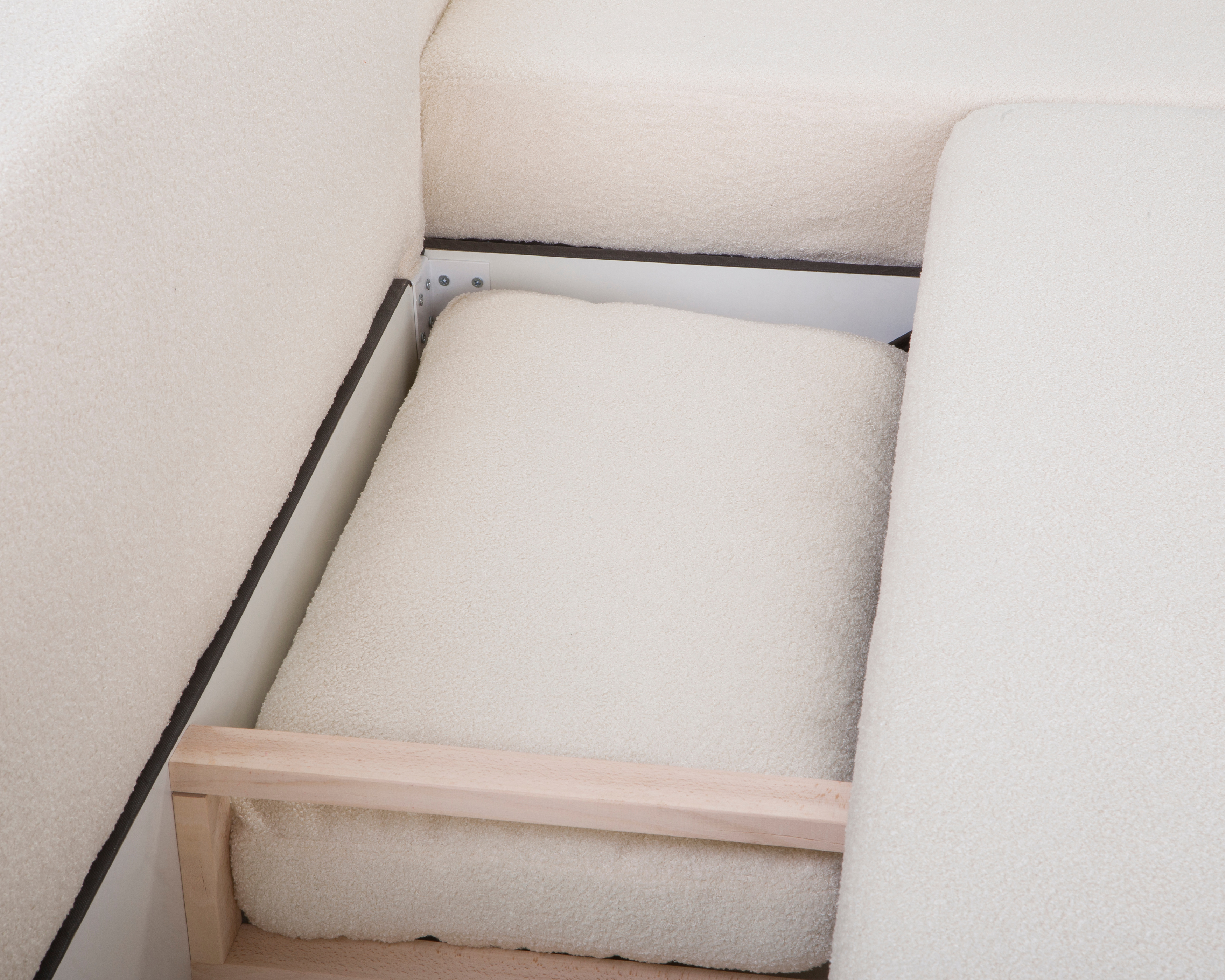 Canapé d’angle droit Charlot en tissu bouclette beige Paname Avenue, vue coffre ouvert avec coussin