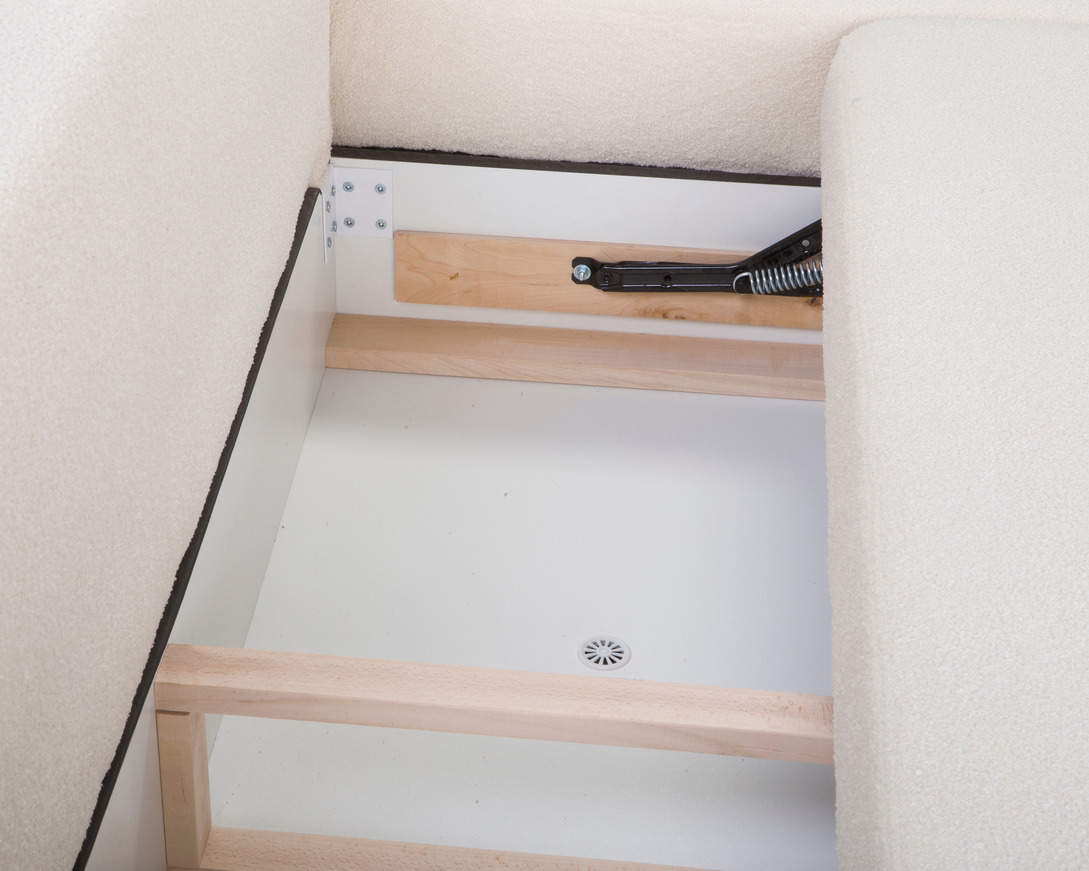 Canapé d’angle droit Charlot en tissu bouclette beige Paname Avenue, vue coffre ouvert