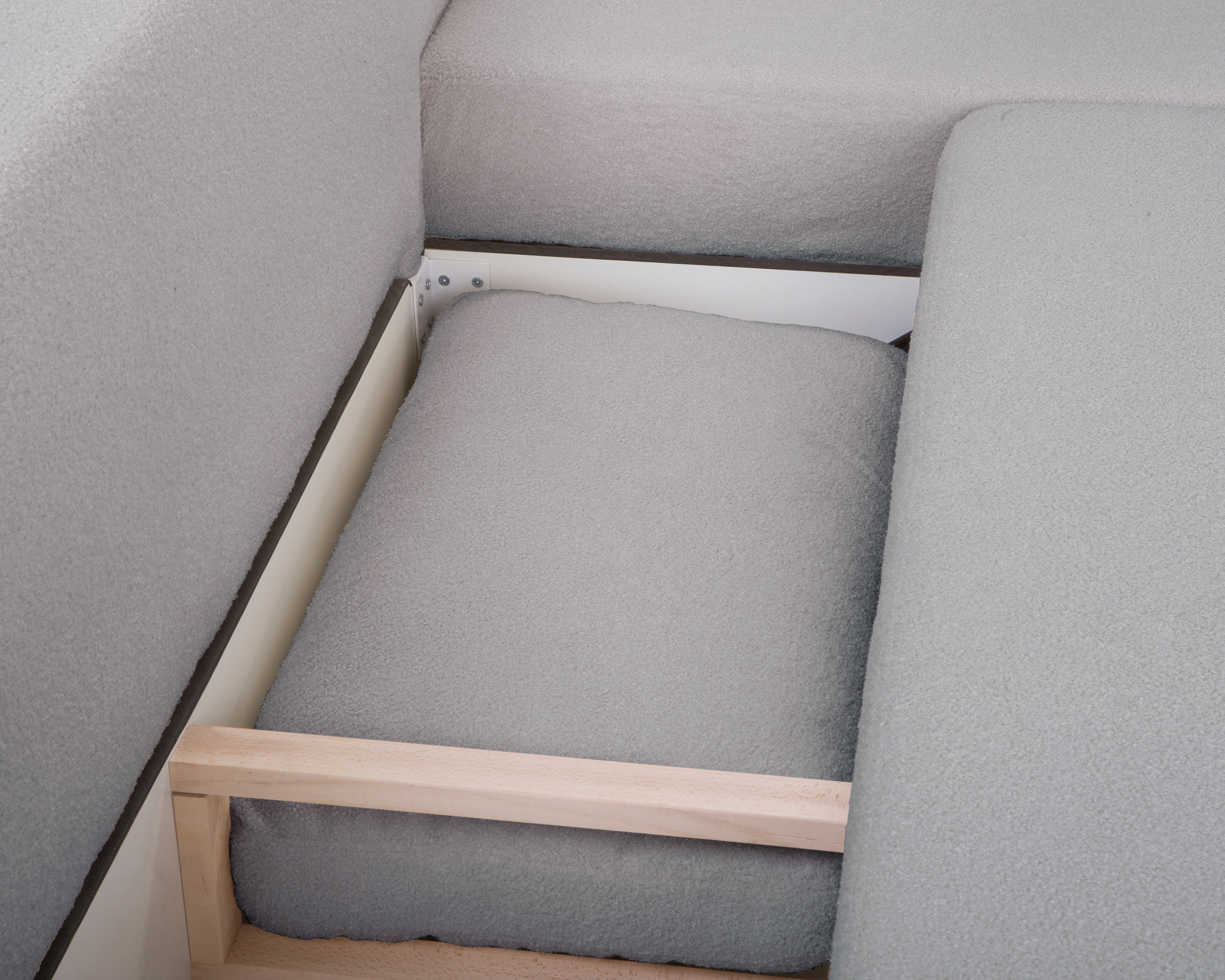 Canapé d’angle droit Charlot en tissu bouclette gris Paname Avenue, vue coffre ouvert avec coussin