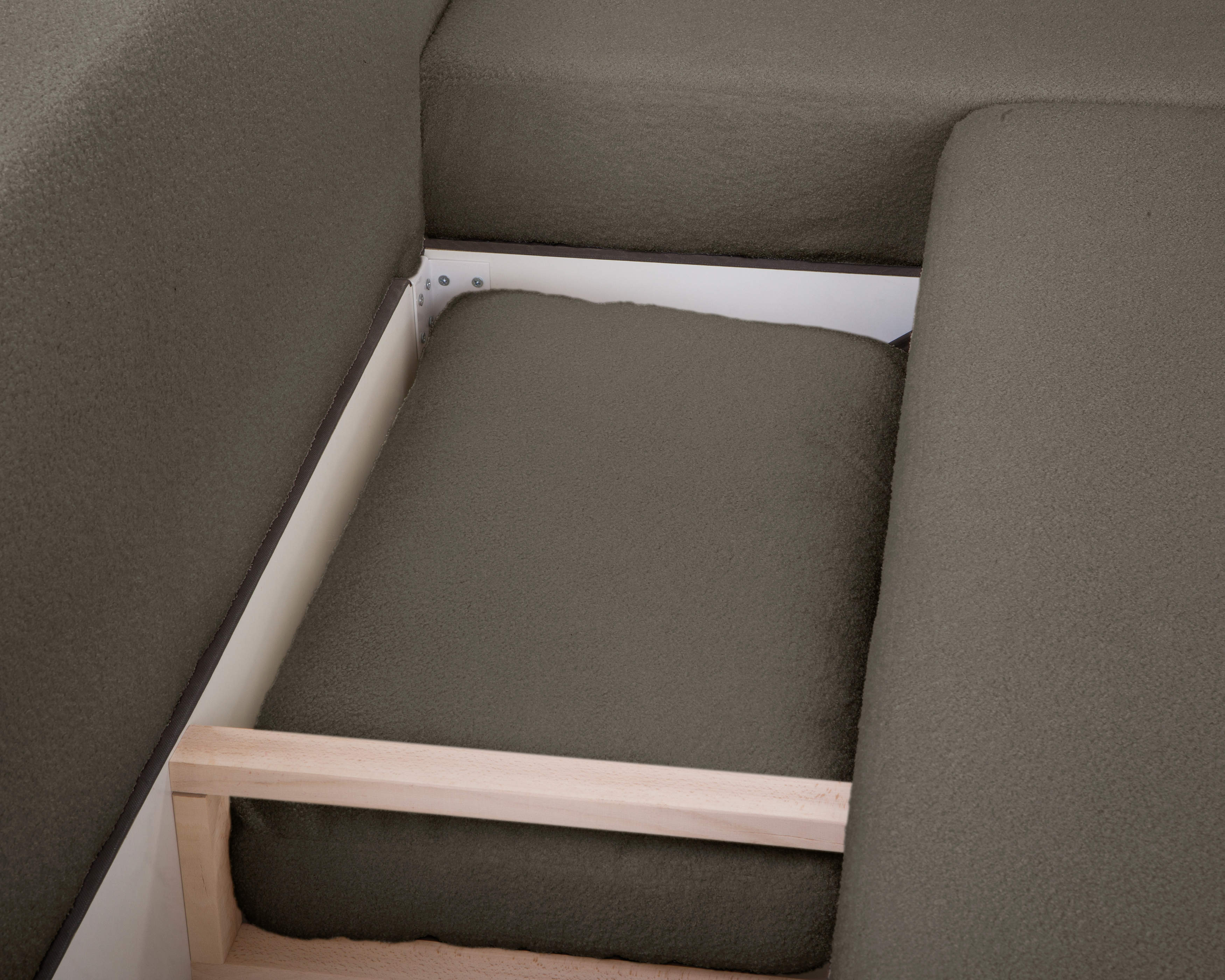 Canapé d’angle droit Charlot en tissu bouclette taupe Paname Avenue, vue coffre ouvert avec coussin