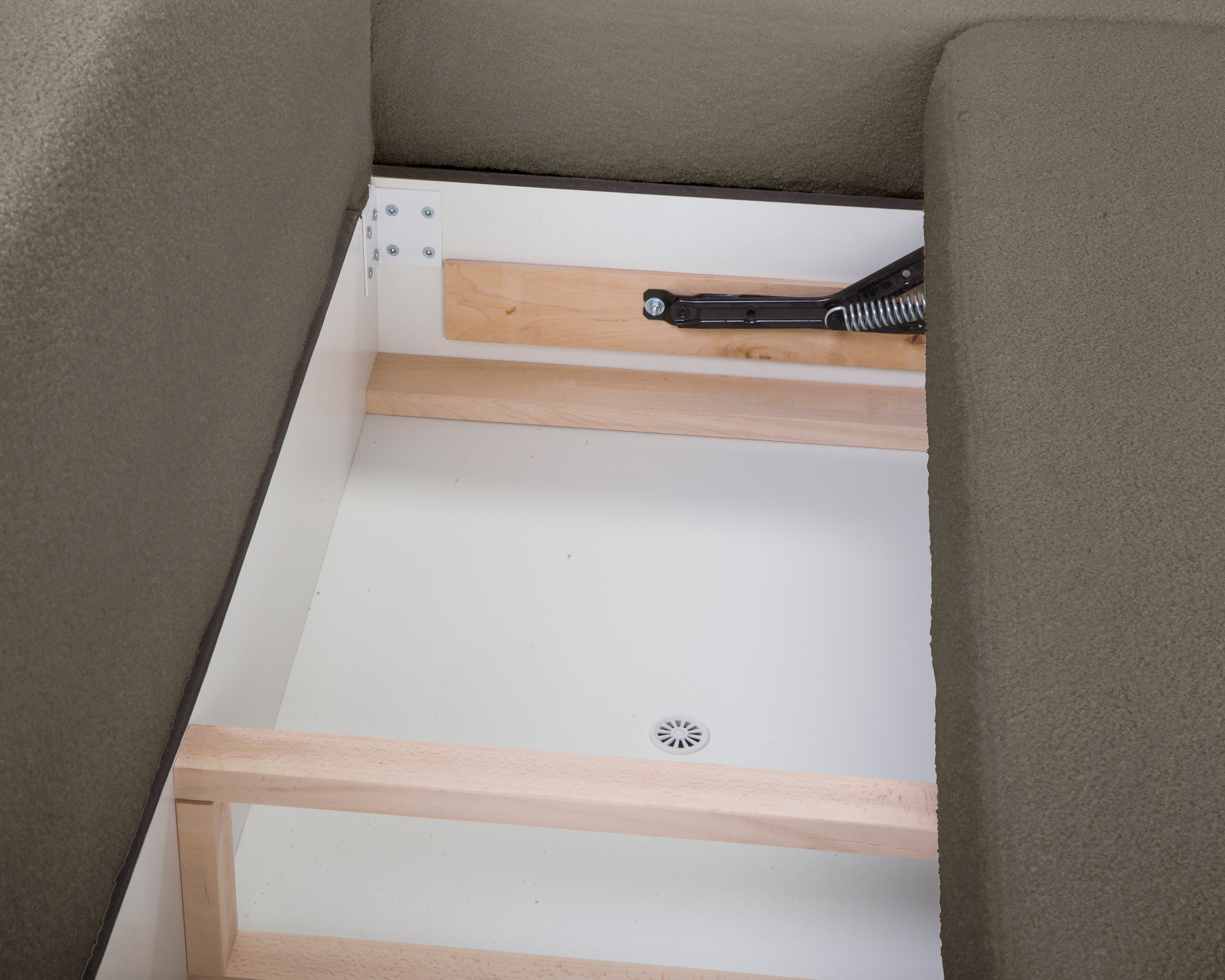 Canapé d’angle droit Charlot en tissu bouclette taupe Paname Avenue, vue coffre ouvert