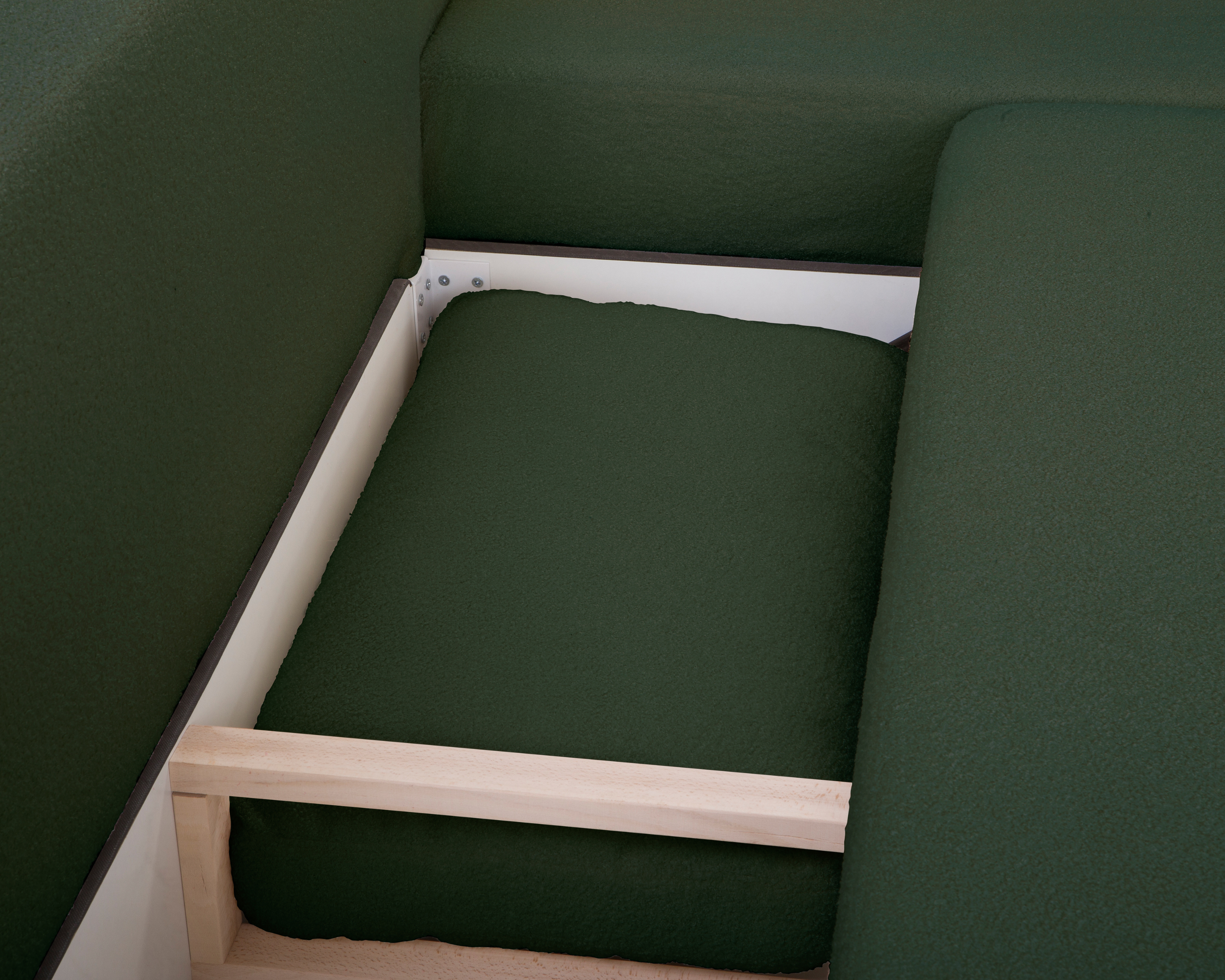 Canapé d’angle droit Charlot en tissu bouclette vert Paname Avenue, vue coffre ouvert avec coussin
