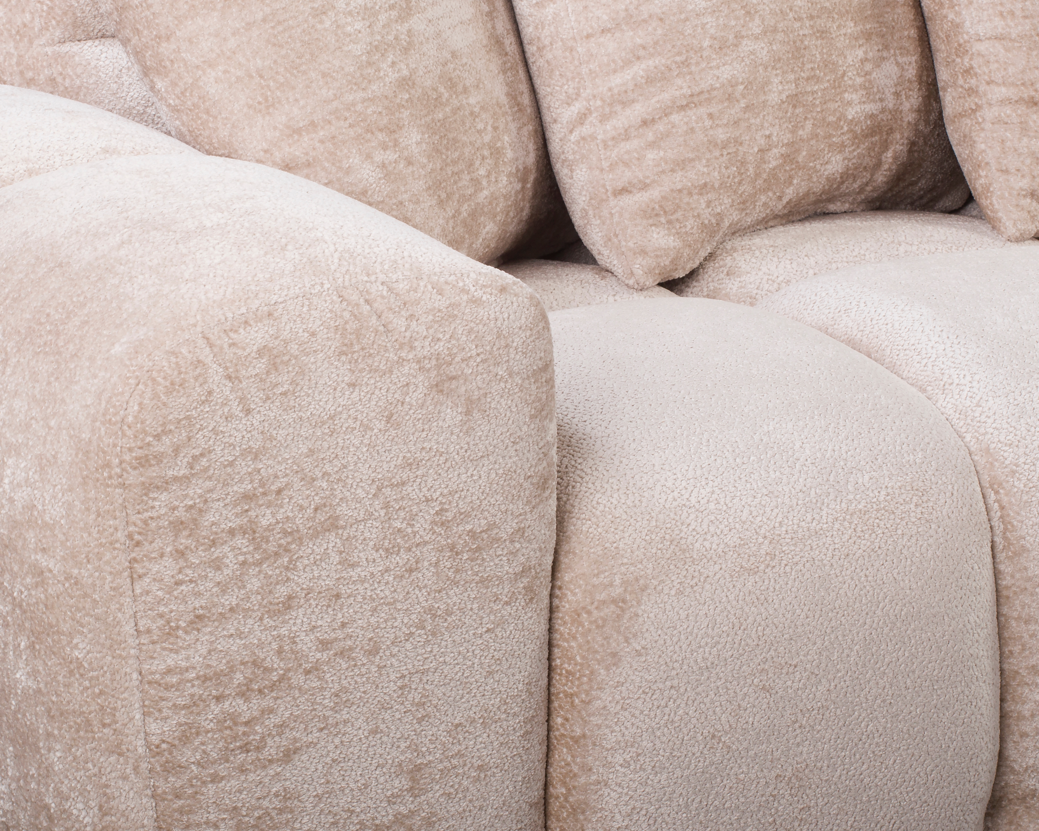 Canapé d’angle droit Fontaine au Roi en tissu chenille beige Paname Avenue, zoom sur l’accoudoir