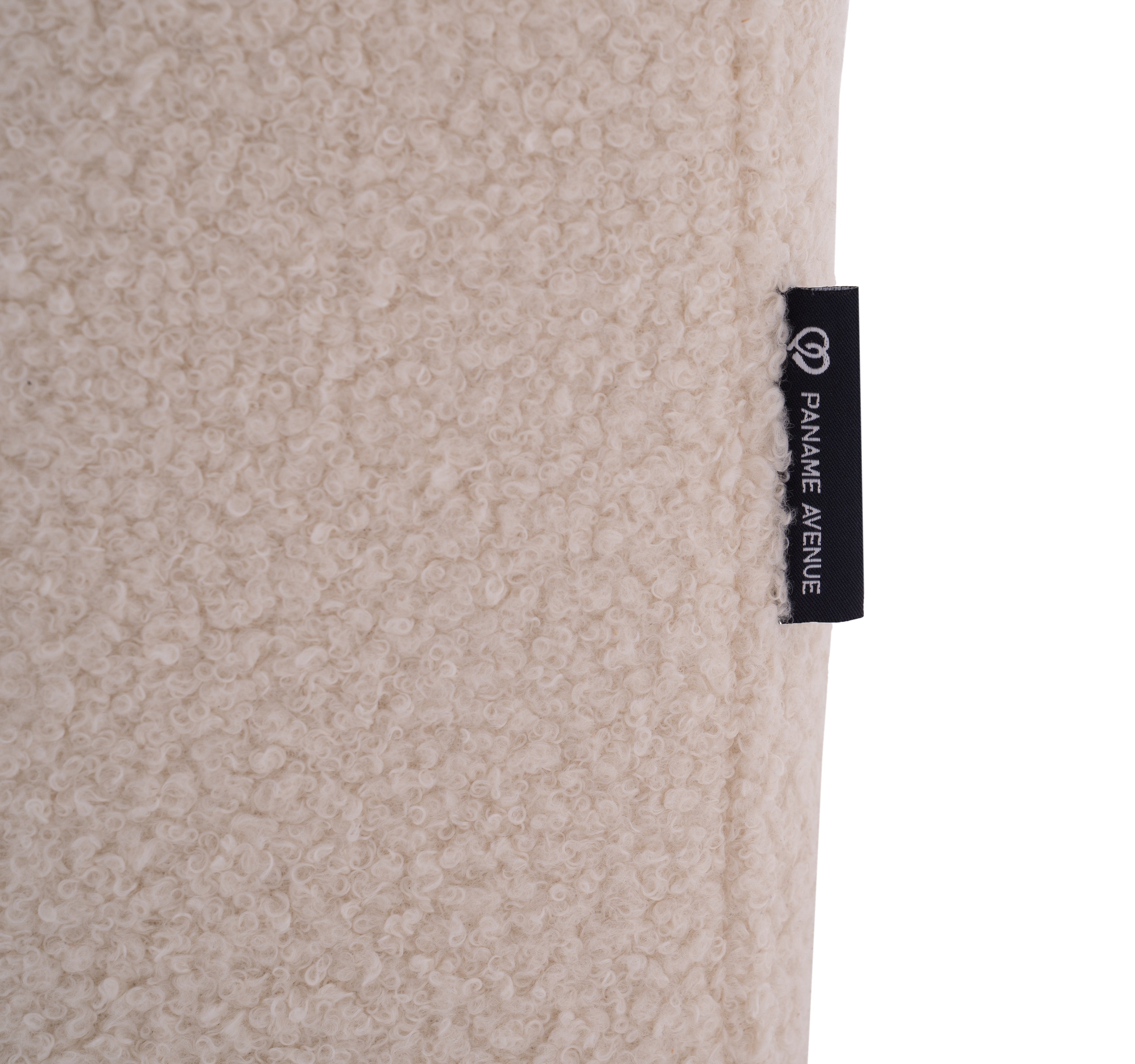 Canapé d’angle droit Montagne Sainte-Geneviève en tissu bouclette beige Paname Avenue, détail du label de la marque