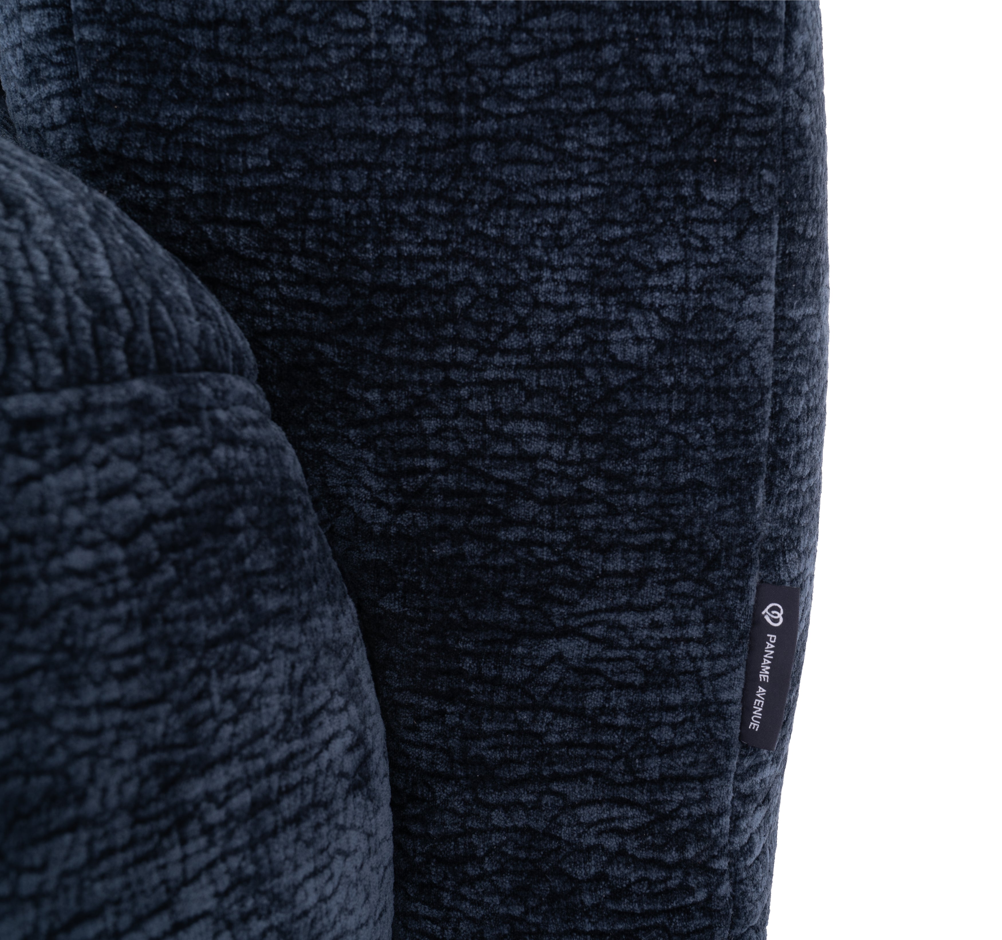 Canapé d’angle droit Saint-Sauveur en tissu chenille bleu Paname Avenue, détail du label de la marque
