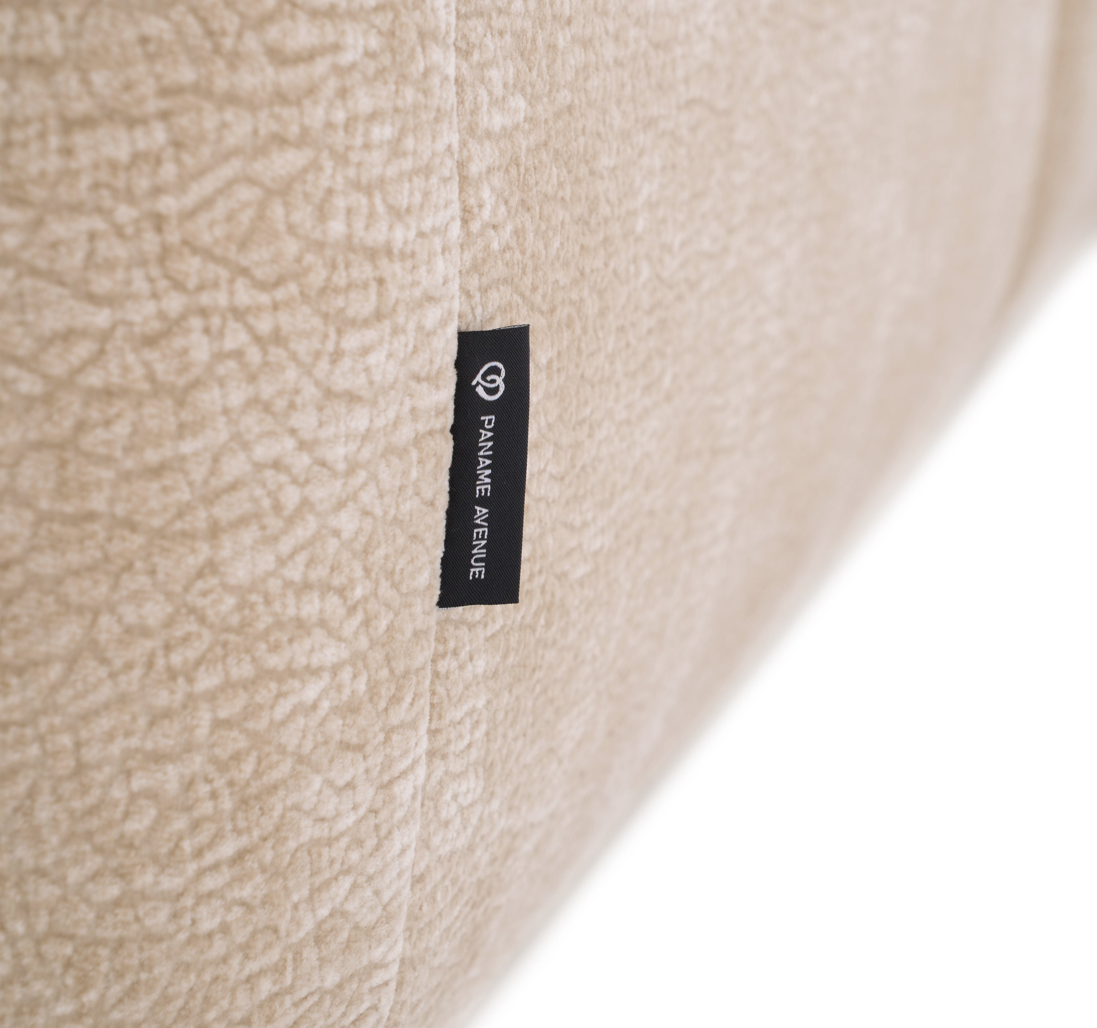 Canapé d’angle droit Sainte-Croix en tissu chenille beige Paname Avenue, détail du label de la marque