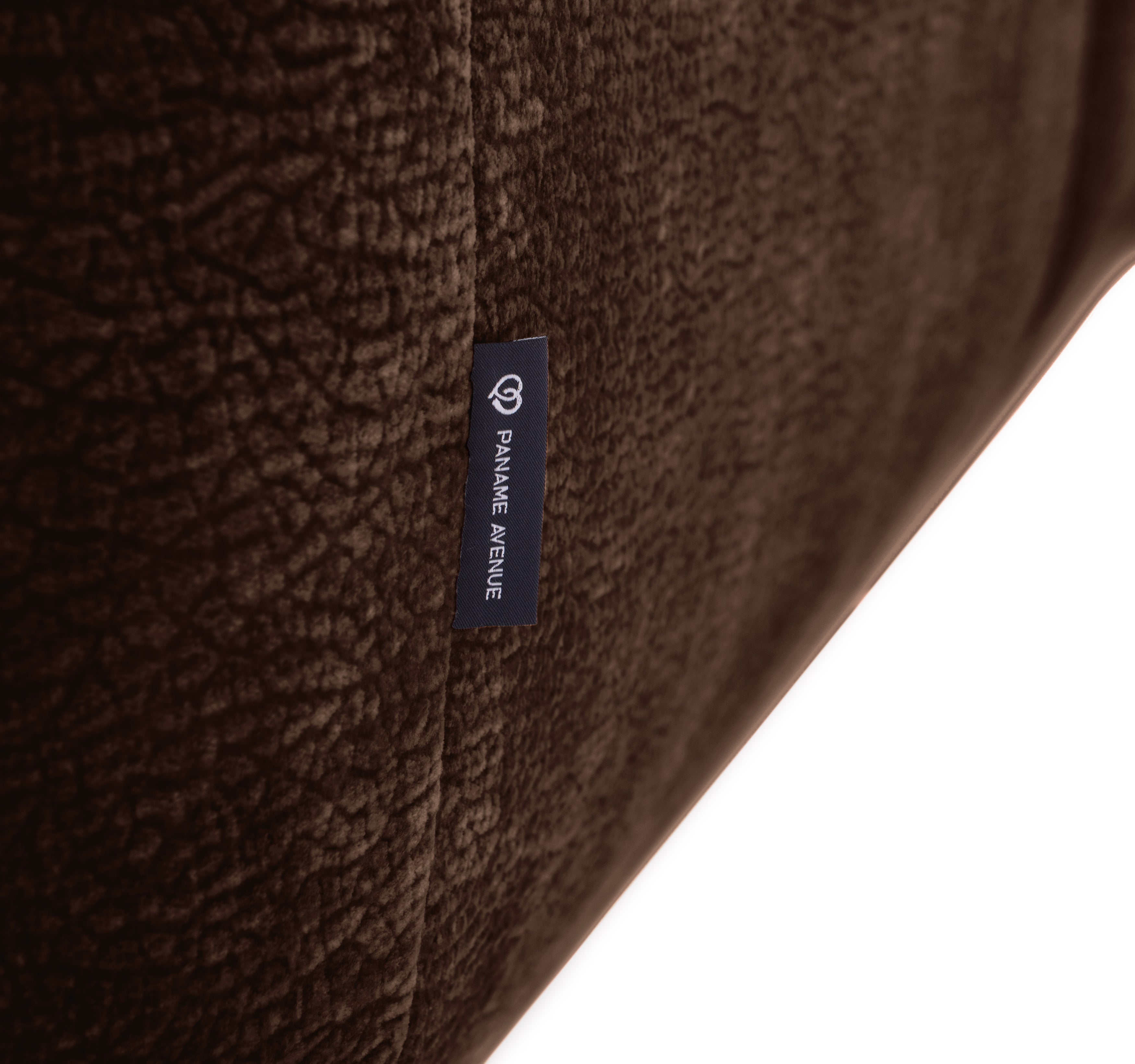 Canapé d’angle gauche Sainte-Croix en tissu chenille marron Paname Avenue, détail du label de la marque