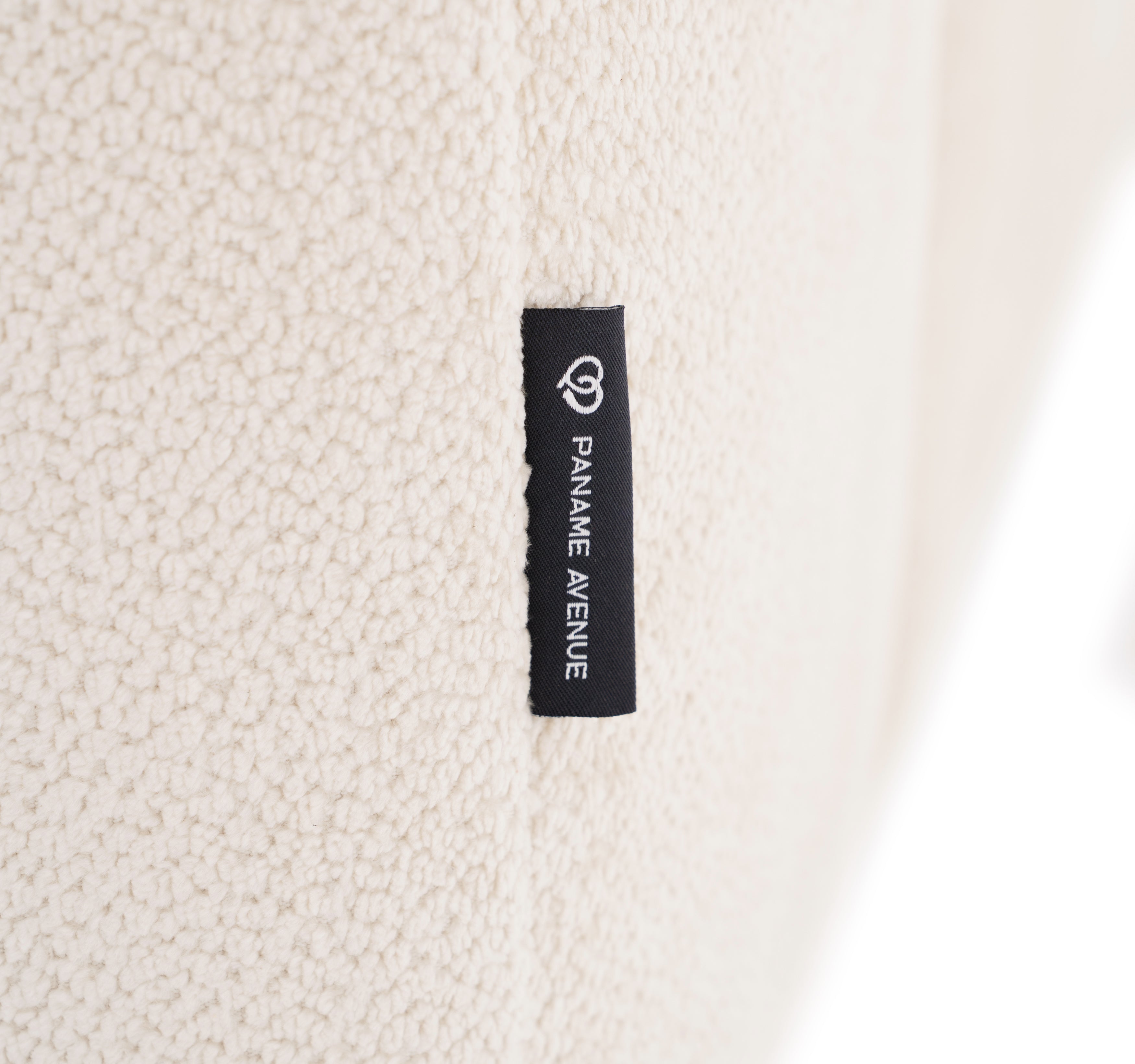 Canapé d’angle droit Temple en tissu chenille crème Paname Avenue, détail du label de la marque