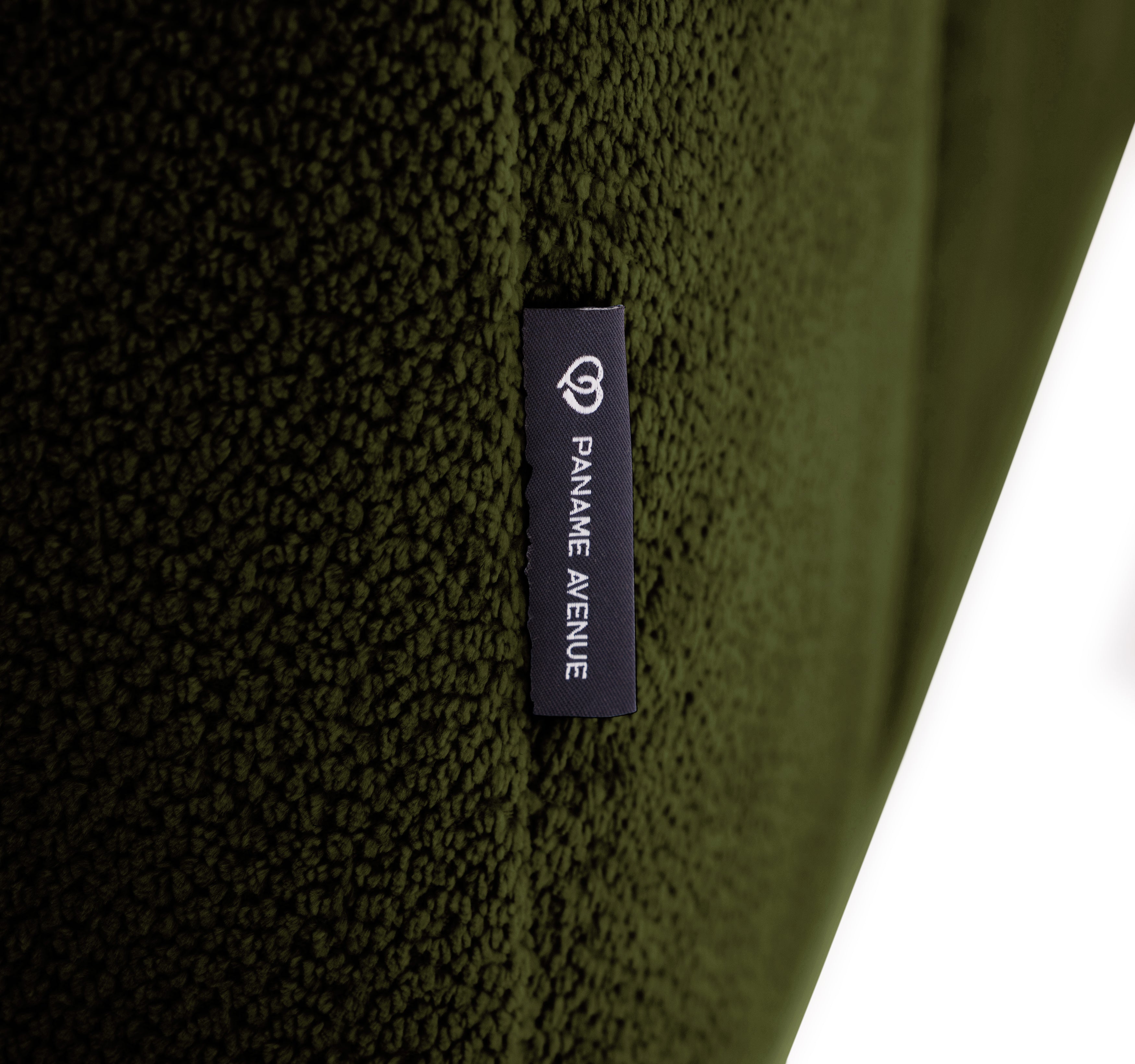 Canapé d’angle droit Temple en tissu chenille vert olive Paname Avenue, détail du label de la marque