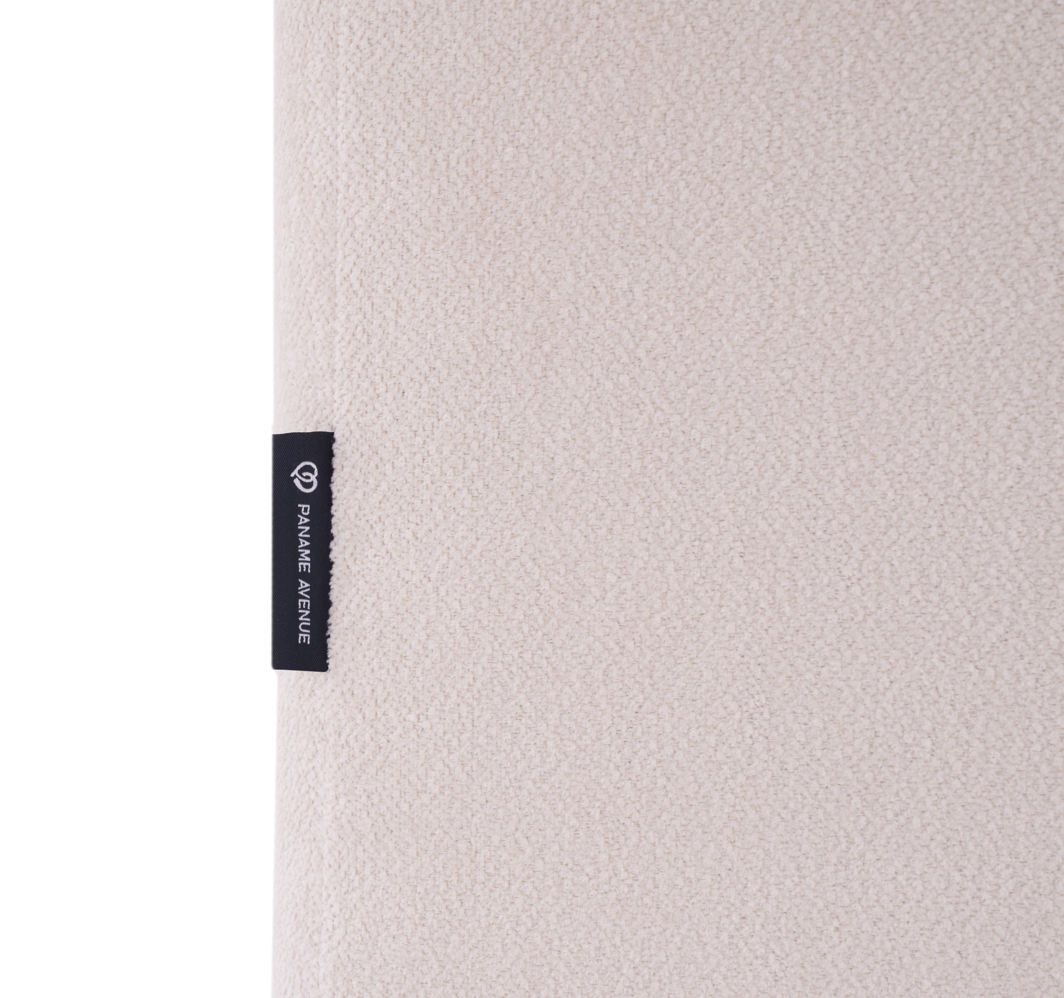 Canapé d’angle gauche Archives en tissu chenille beige Paname Avenue, détail du label de la marque