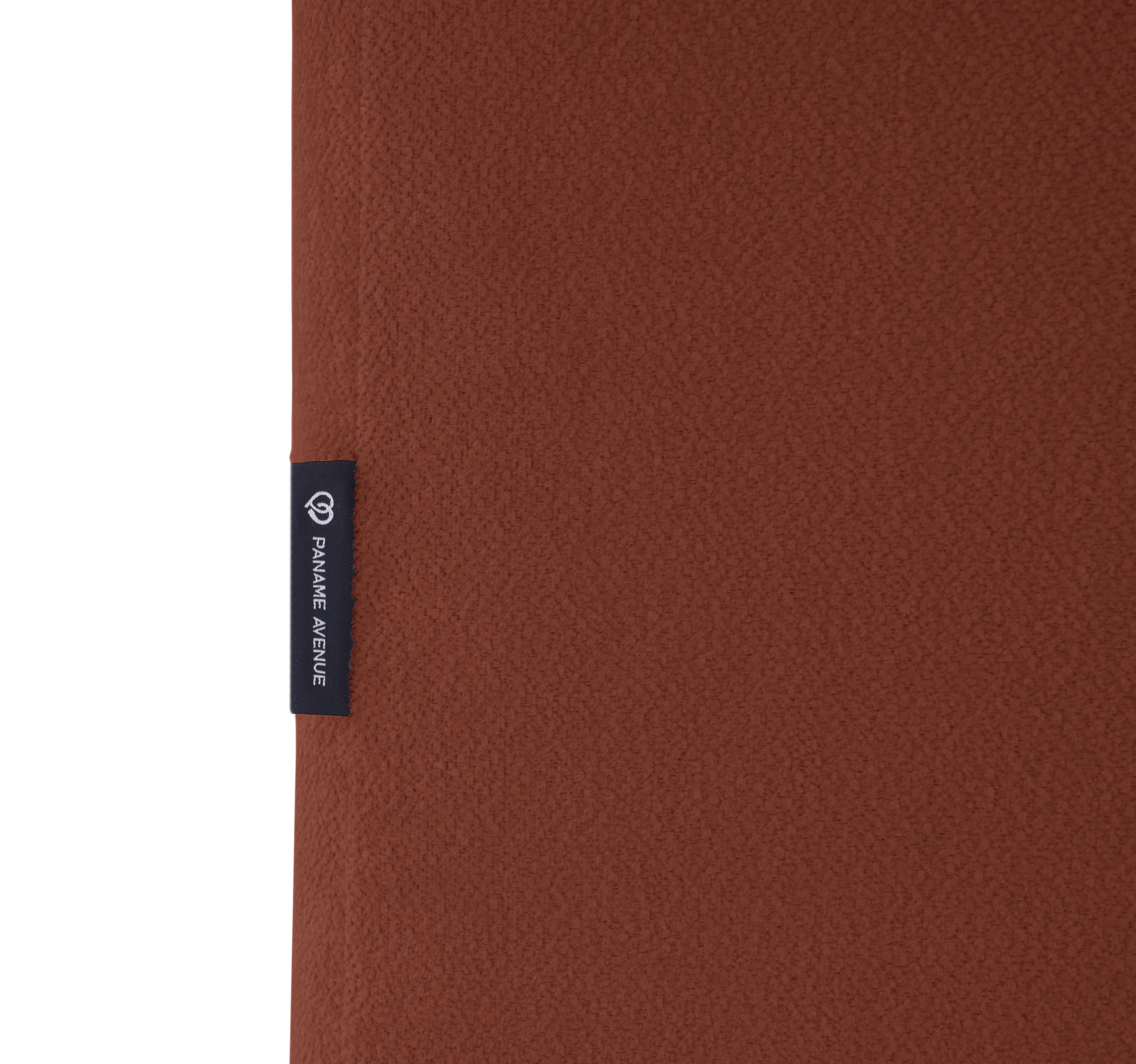 Canapé d’angle gauche Archives en tissu chenille terracotta Paname Avenue, détail du label de la marque