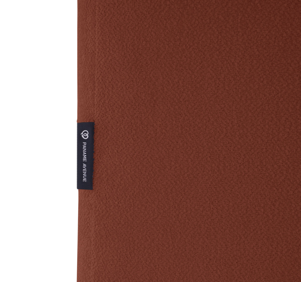 Canapé d’angle gauche Archives en tissu chenille terracotta Paname Avenue, détail du label de la marque