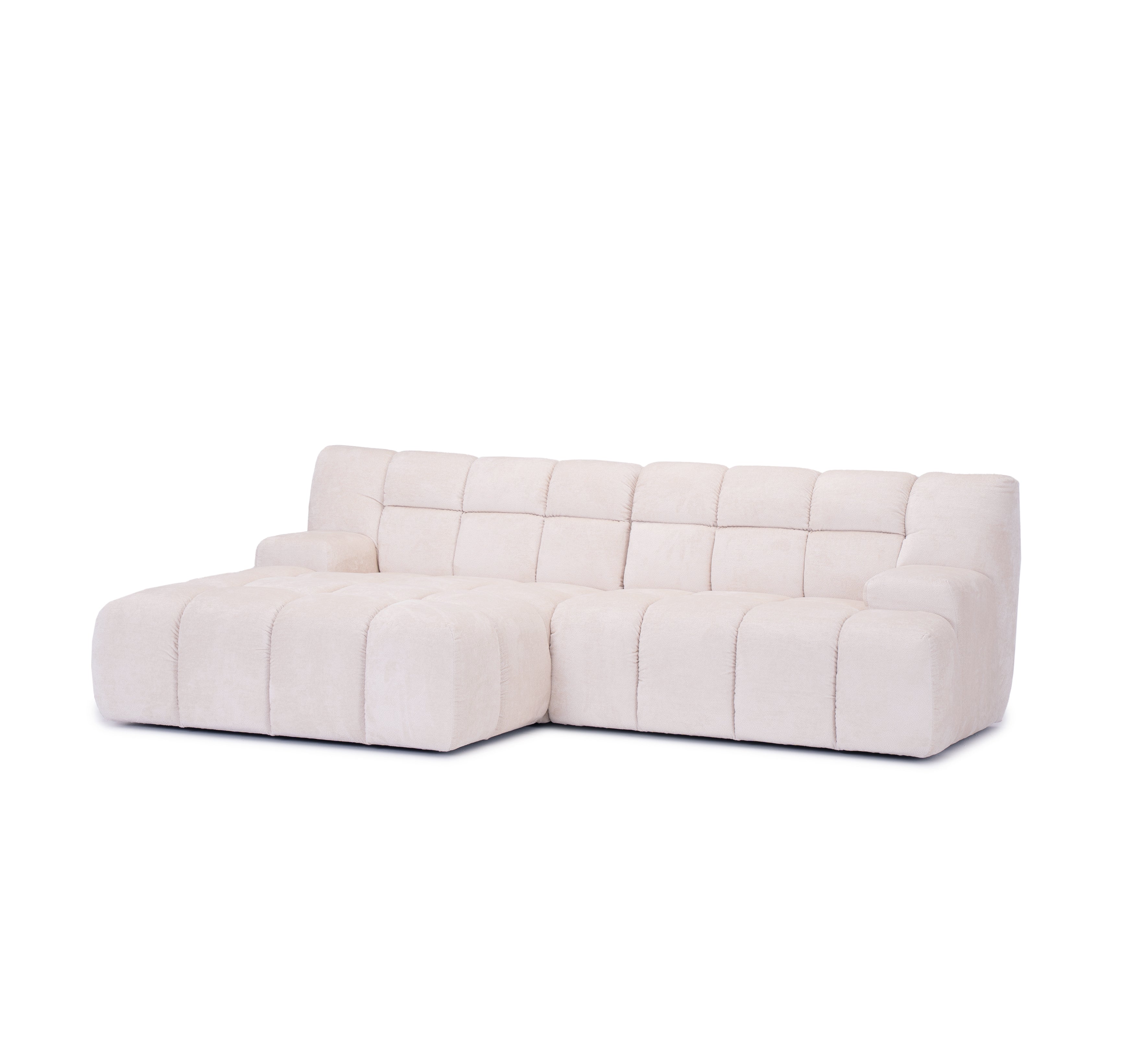 Canapé d’angle gauche Caire en tissu chenille crème Paname Avenue, vue trois-quarts sur fond blanc
