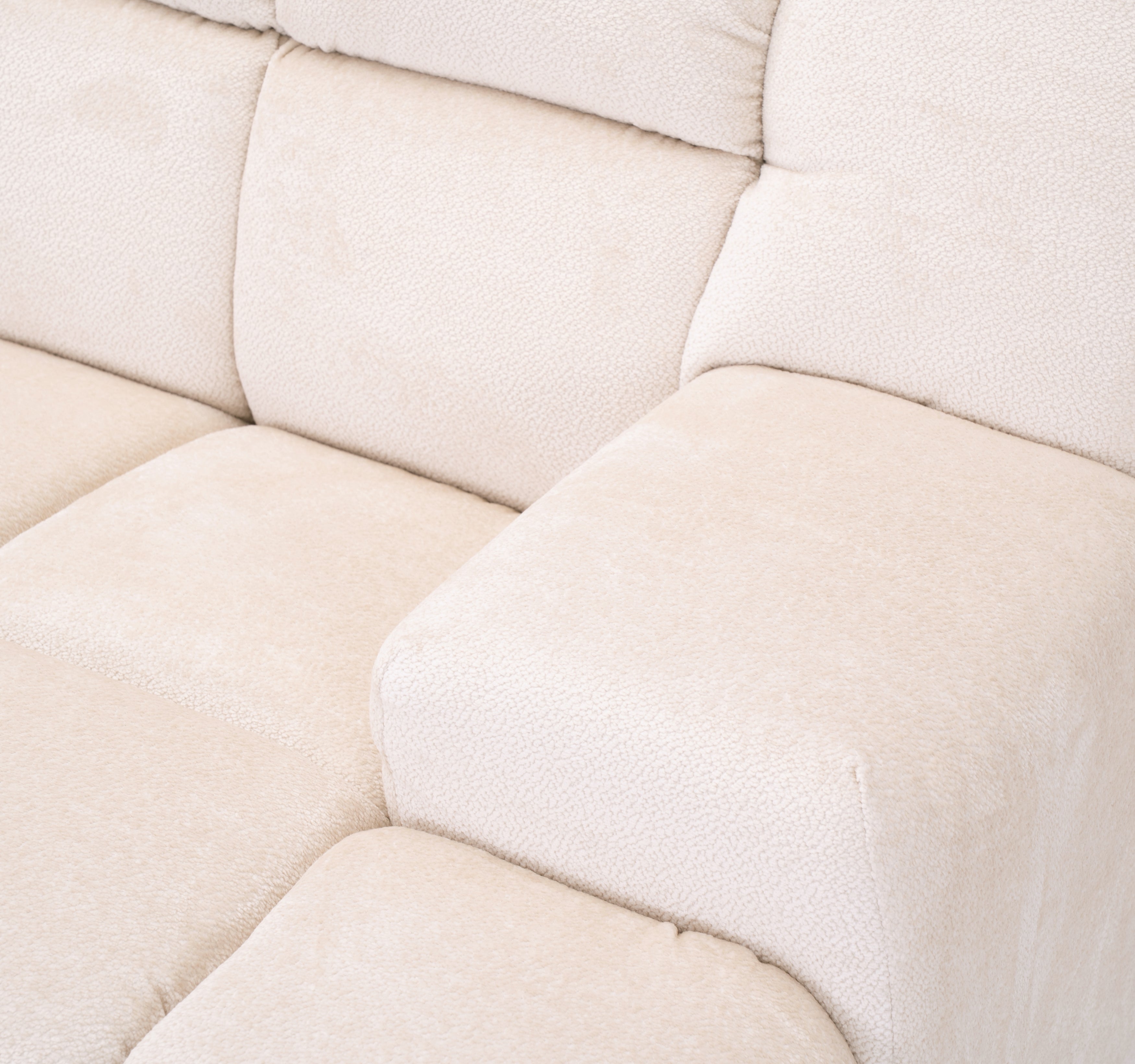 Canapé d’angle gauche Caire en tissu chenille crème Paname Avenue, zoom sur l’accoudoir