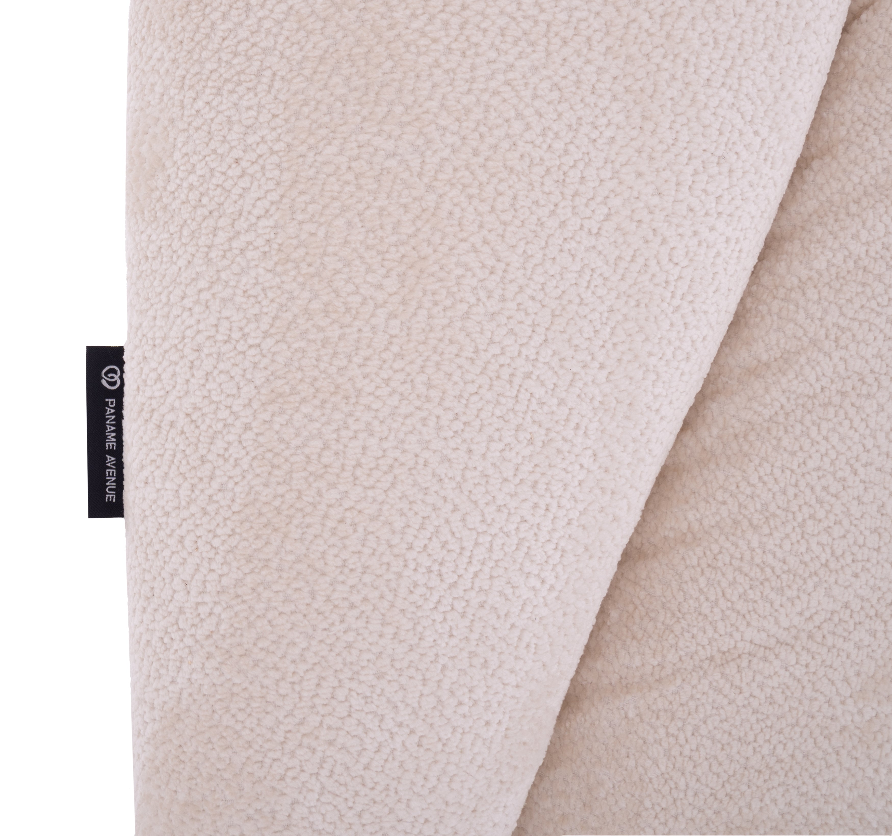 Canapé d’angle gauche Caire en tissu chenille crème Paname Avenue, détail du label de la marque