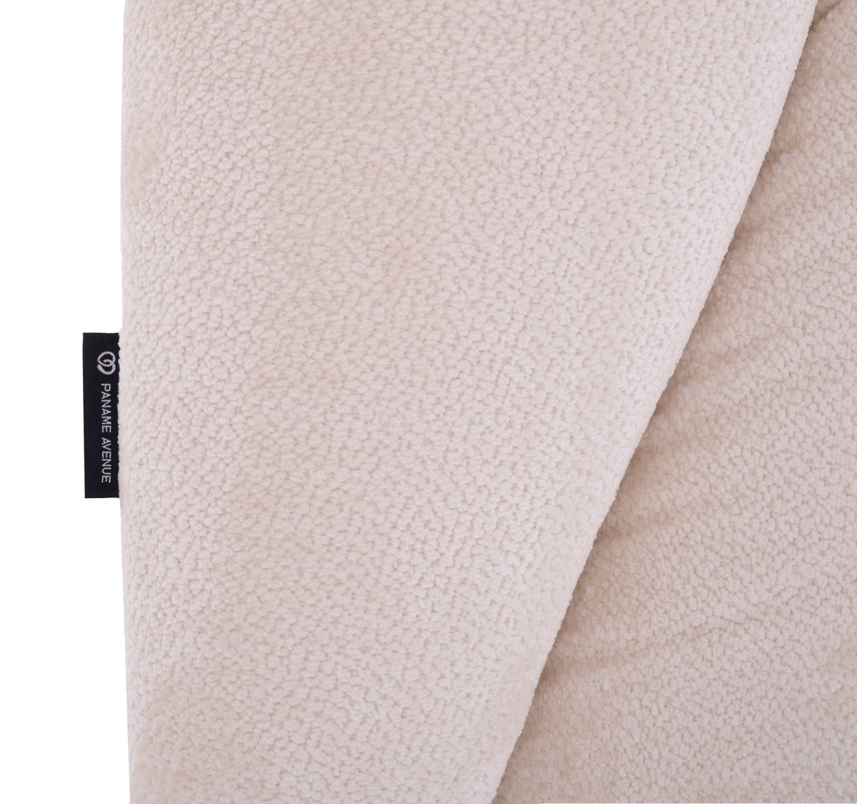 Canapé d’angle gauche Caire en tissu chenille crème Paname Avenue, détail du label de la marque