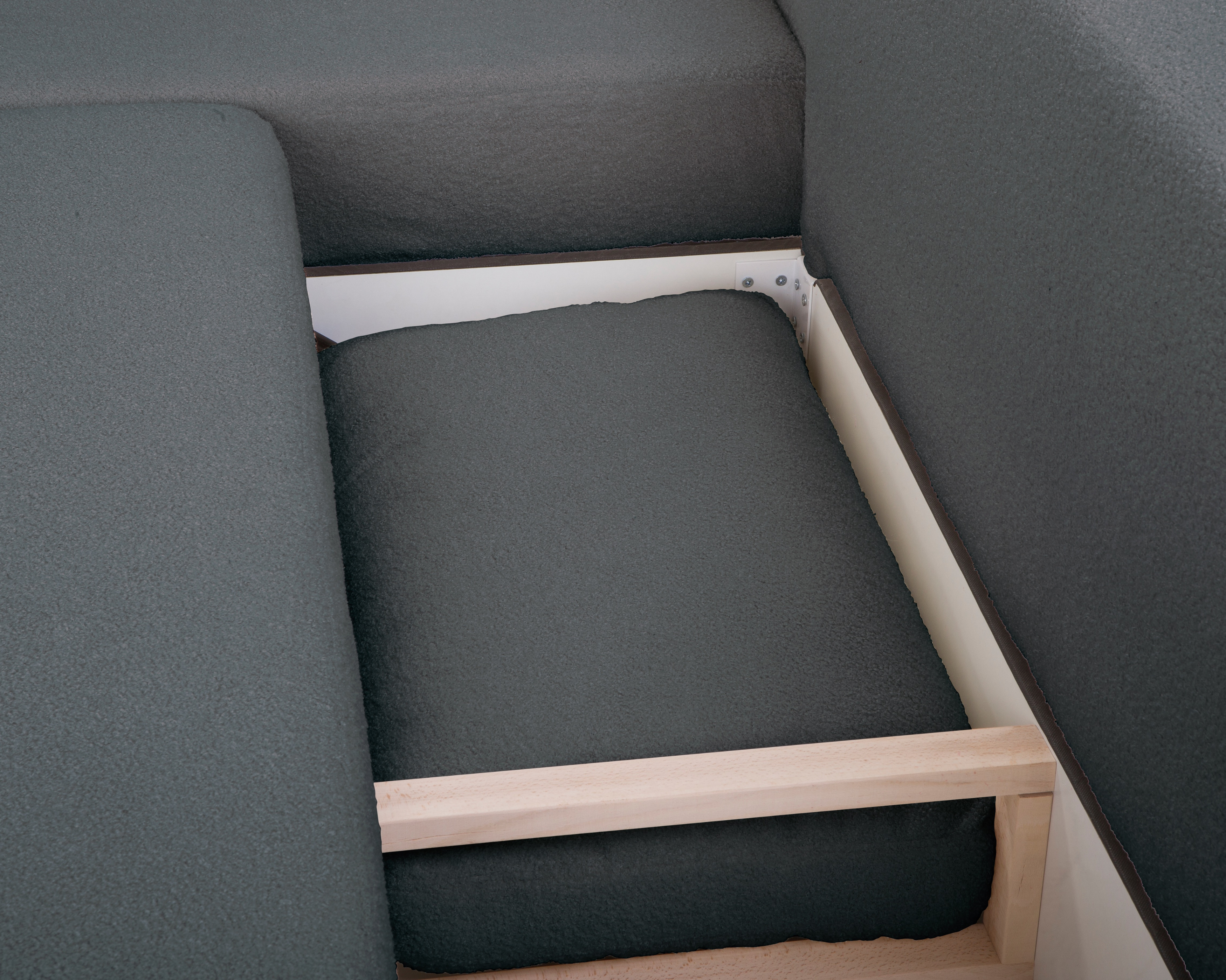 Canapé d’angle gauche Charlot en tissu bouclette anthracite Paname Avenue, vue coffre ouvert avec coussin