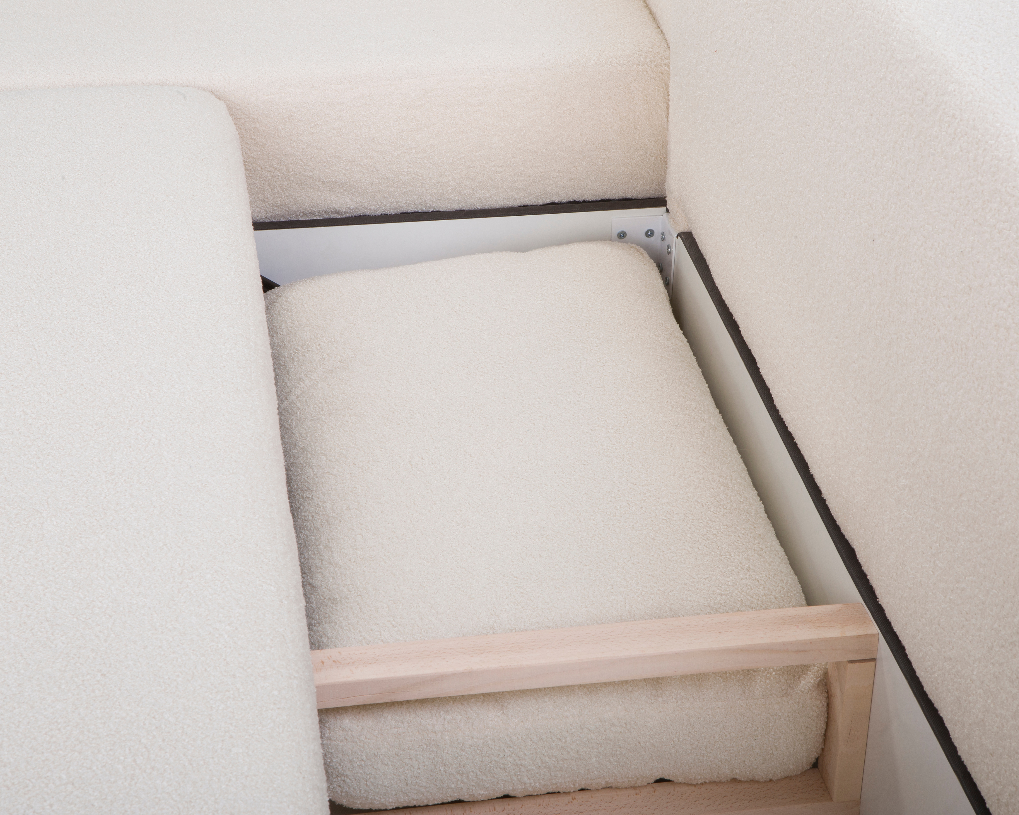 Canapé d’angle gauche Charlot en tissu bouclette beige Paname Avenue, vue coffre ouvert avec coussin