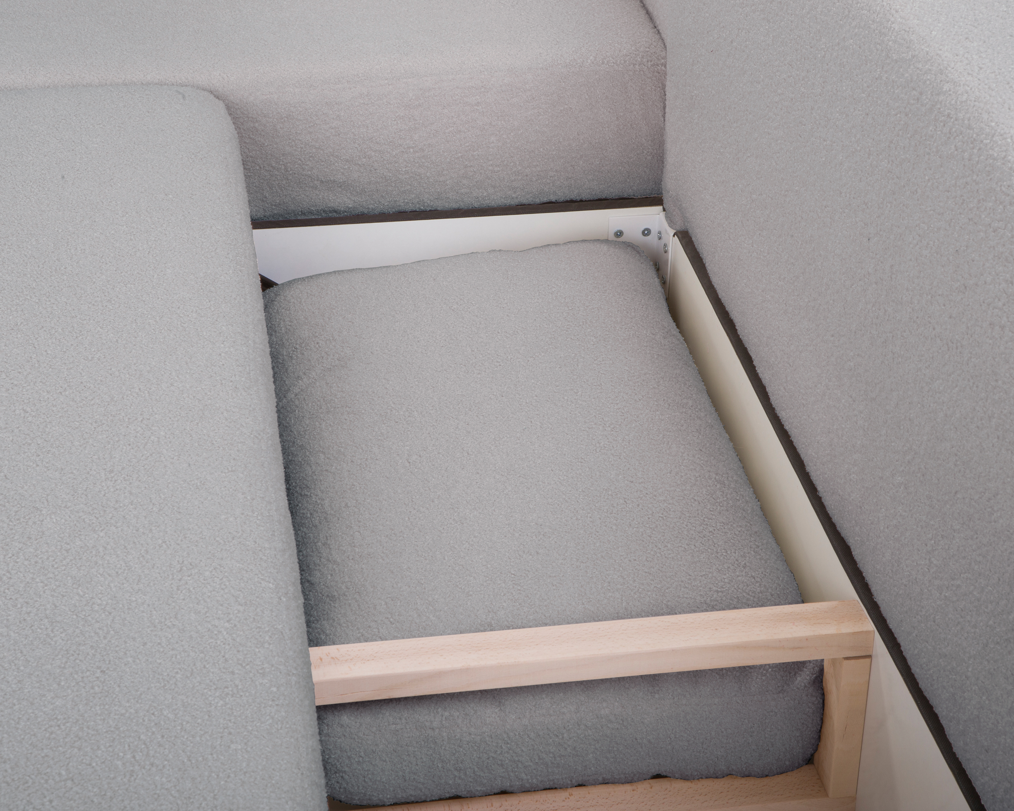 Canapé d’angle gauche Charlot en tissu bouclette gris Paname Avenue, vue coffre ouvert avec coussin