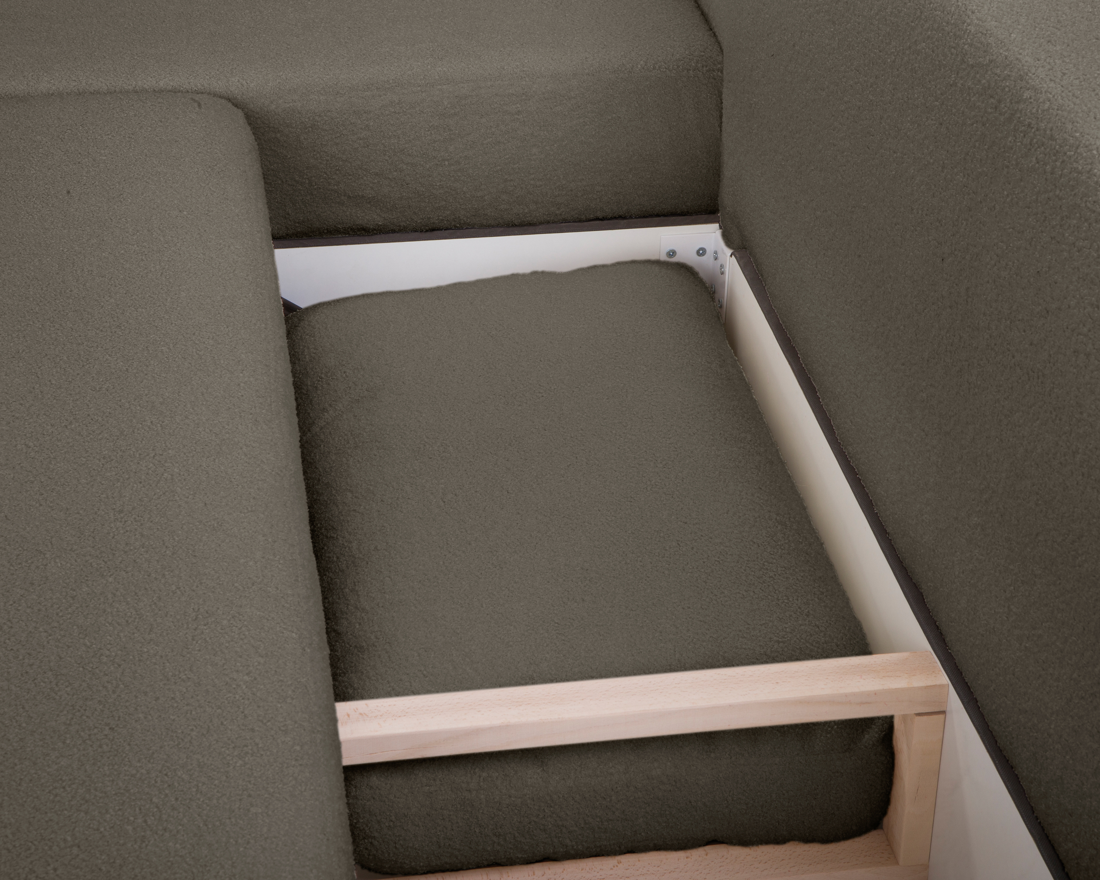 Canapé d’angle gauche Charlot en tissu bouclette taupe Paname Avenue, vue coffre ouvert avec coussin