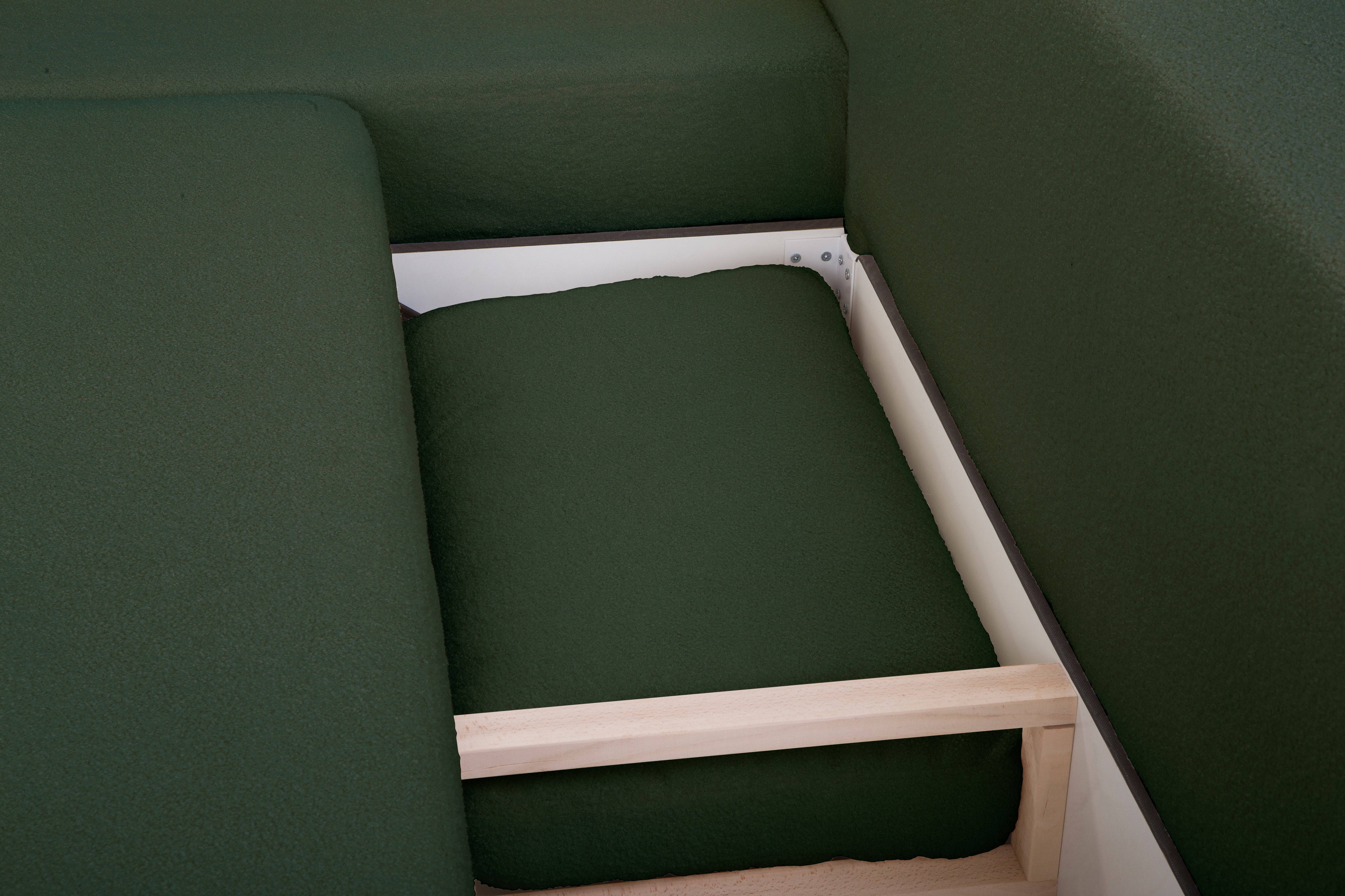 Canapé d’angle gauche Charlot en tissu bouclette vert Paname Avenue, vue coffre ouvert avec coussin