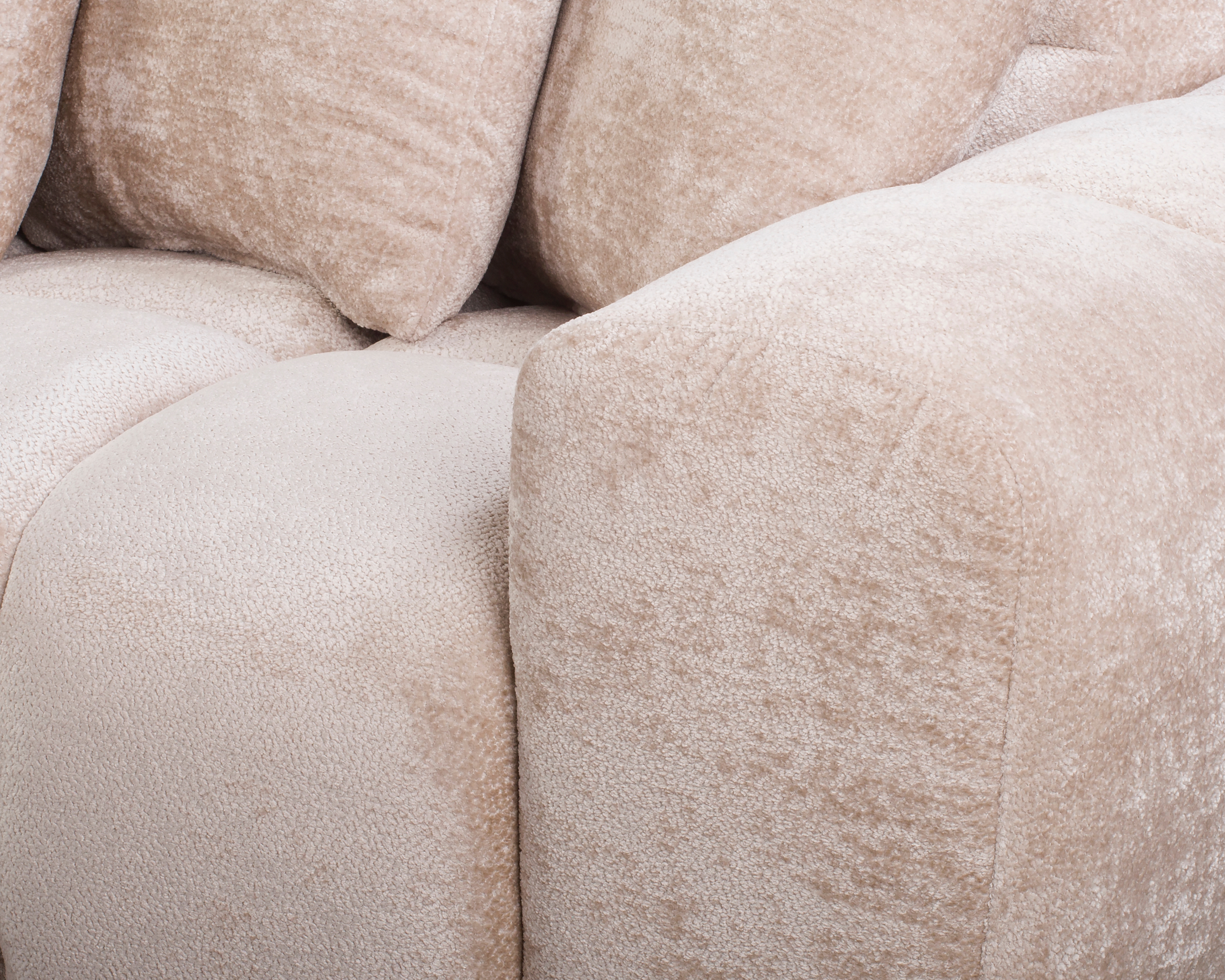 Canapé d’angle gauche Fontaine au Roi en tissu chenille beige Paname Avenue, zoom sur l’accoudoir