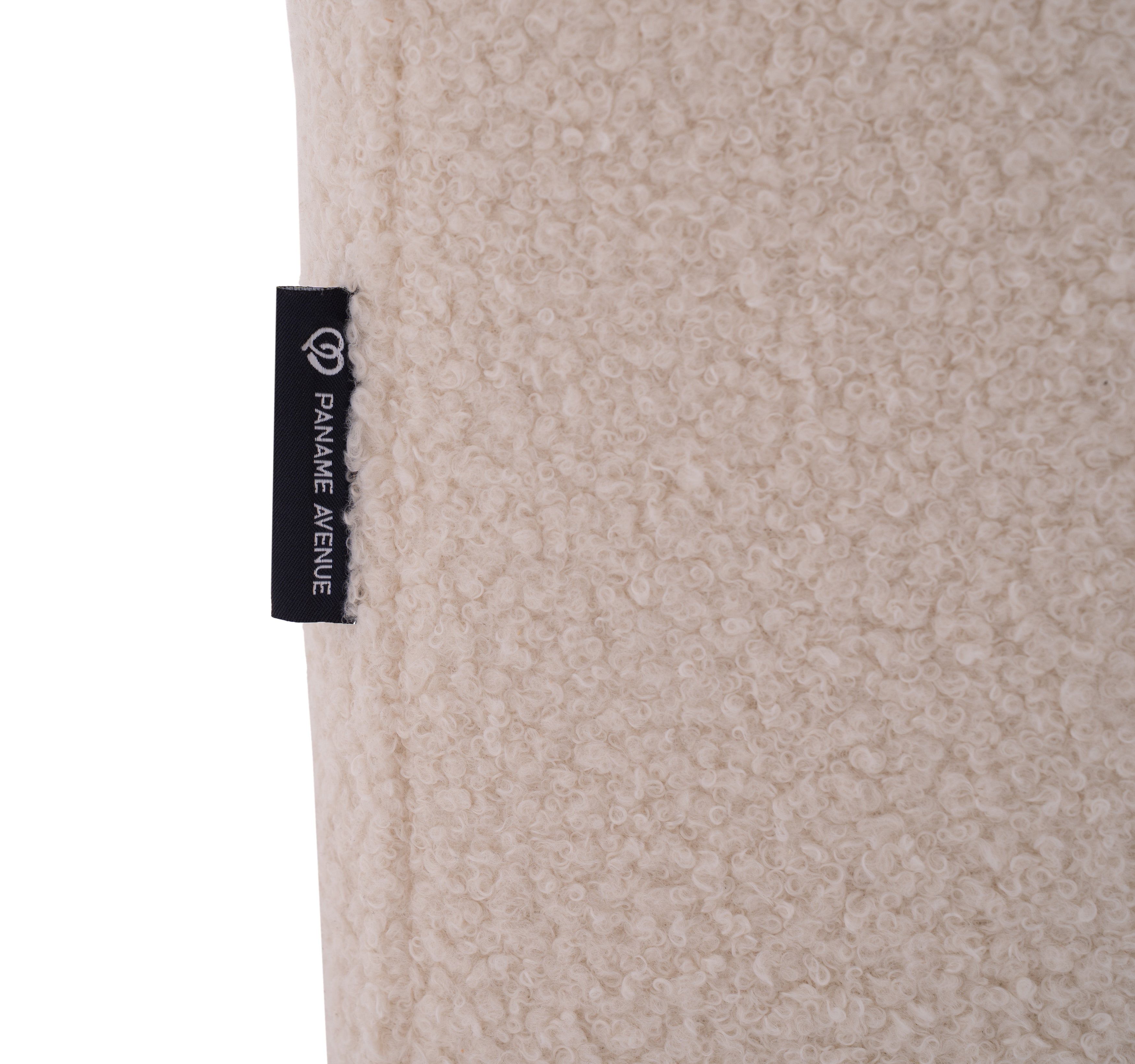 Canapé d'angle gauche en tissu bouclette beige Paname Avenue, détail du label de la marque