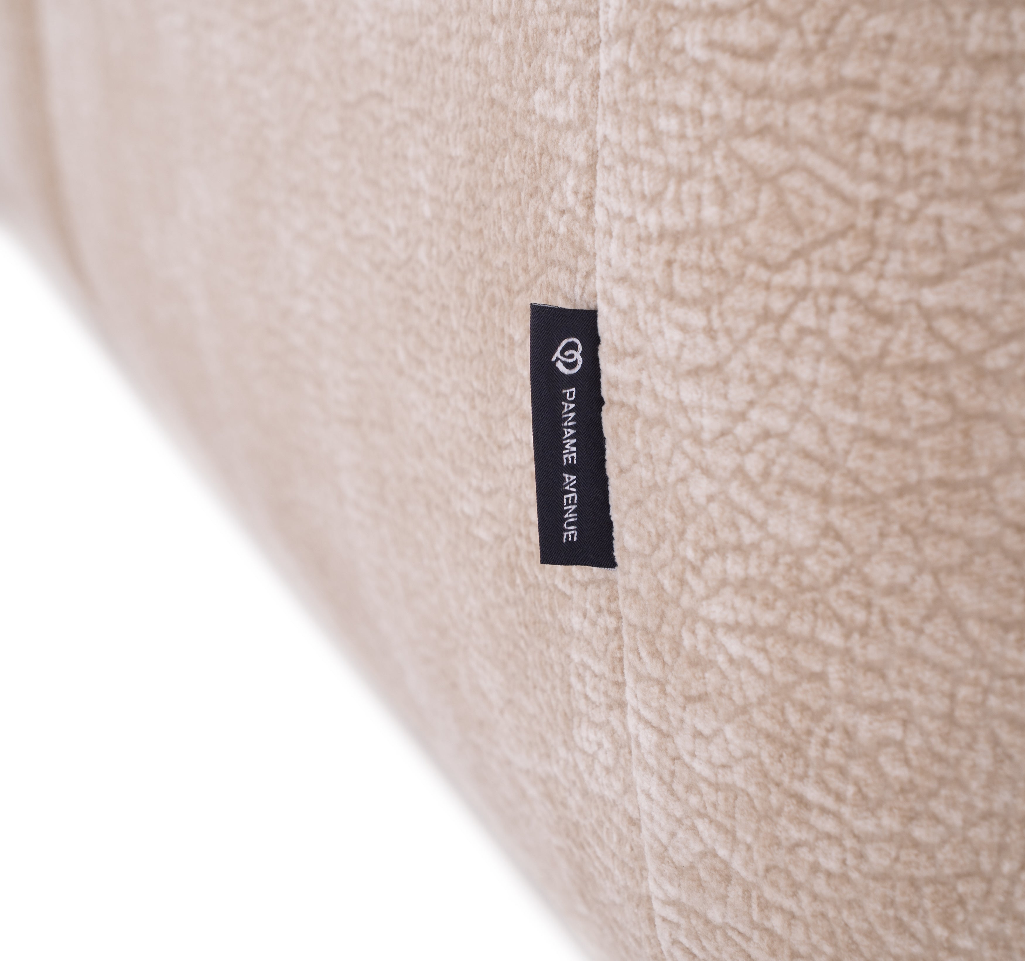Canapé d’angle gauche Sainte-Croix en tissu chenille beige Paname Avenue, détail du label de la marque