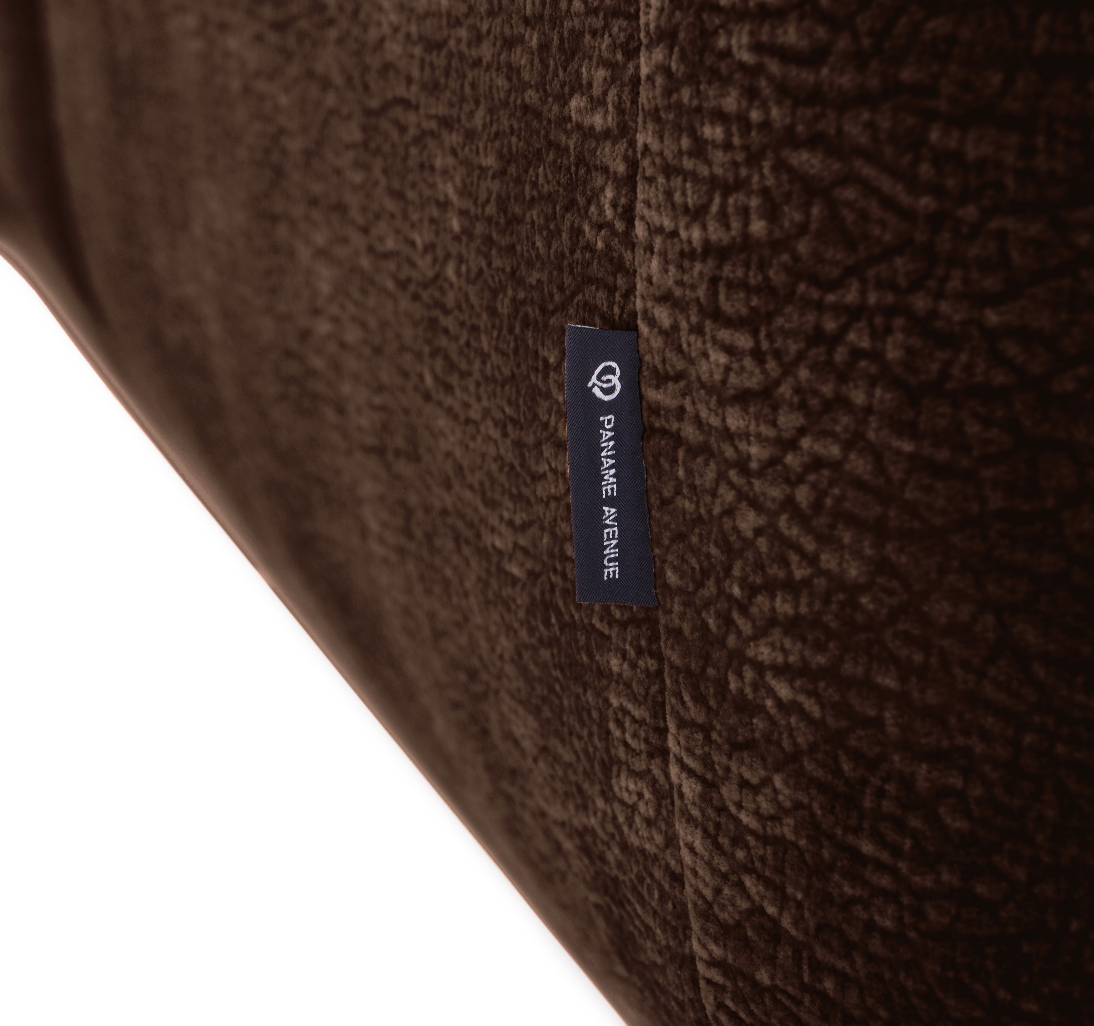 Canapé d’angle gauche Sainte-Croix en tissu chenille marron Paname Avenue, détail du label de la marque