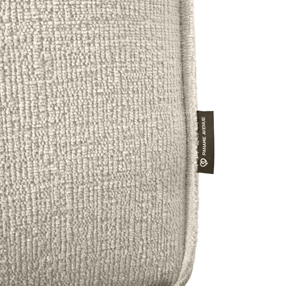 Canapé droit Beaux-Arts en tissu chenille beige Paname Avenue, détail du label de la marque