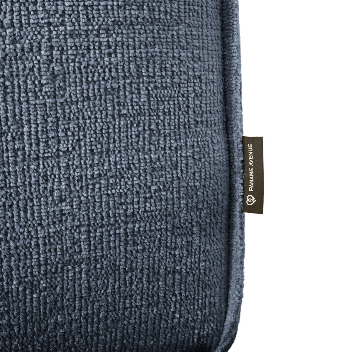 Canapé droit Beaux-Arts en tissu chenille bleu Paname Avenue, détail du label de la marque