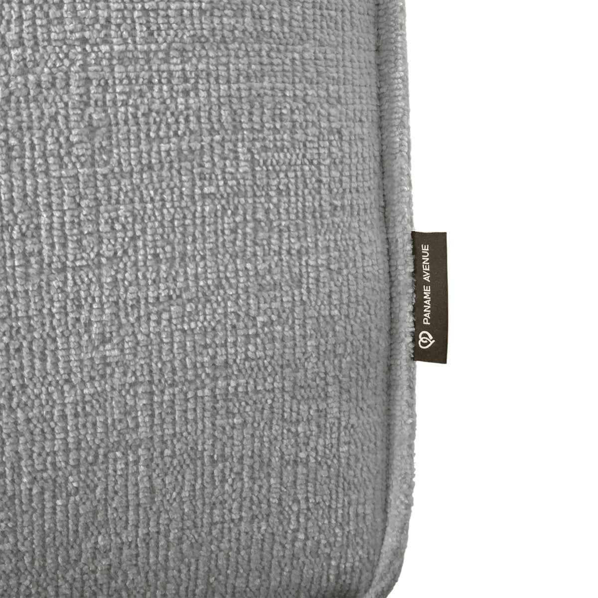 Canapé droit Beaux-Arts en tissu chenille beige Paname Avenue, détail du label de la marque