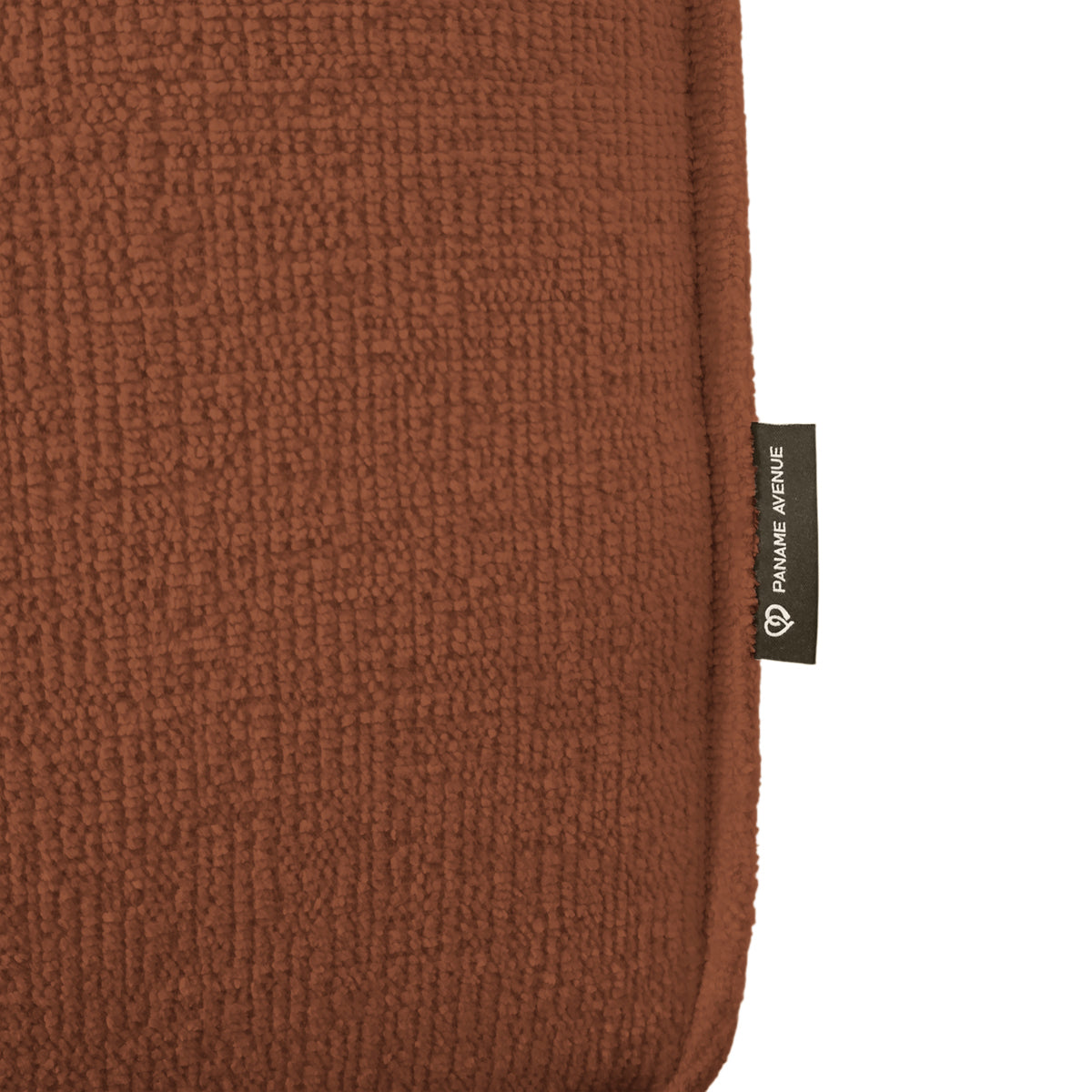 Canapé droit Beaux-Arts en tissu chenille terracotta Paname Avenue, détail du label de la marque