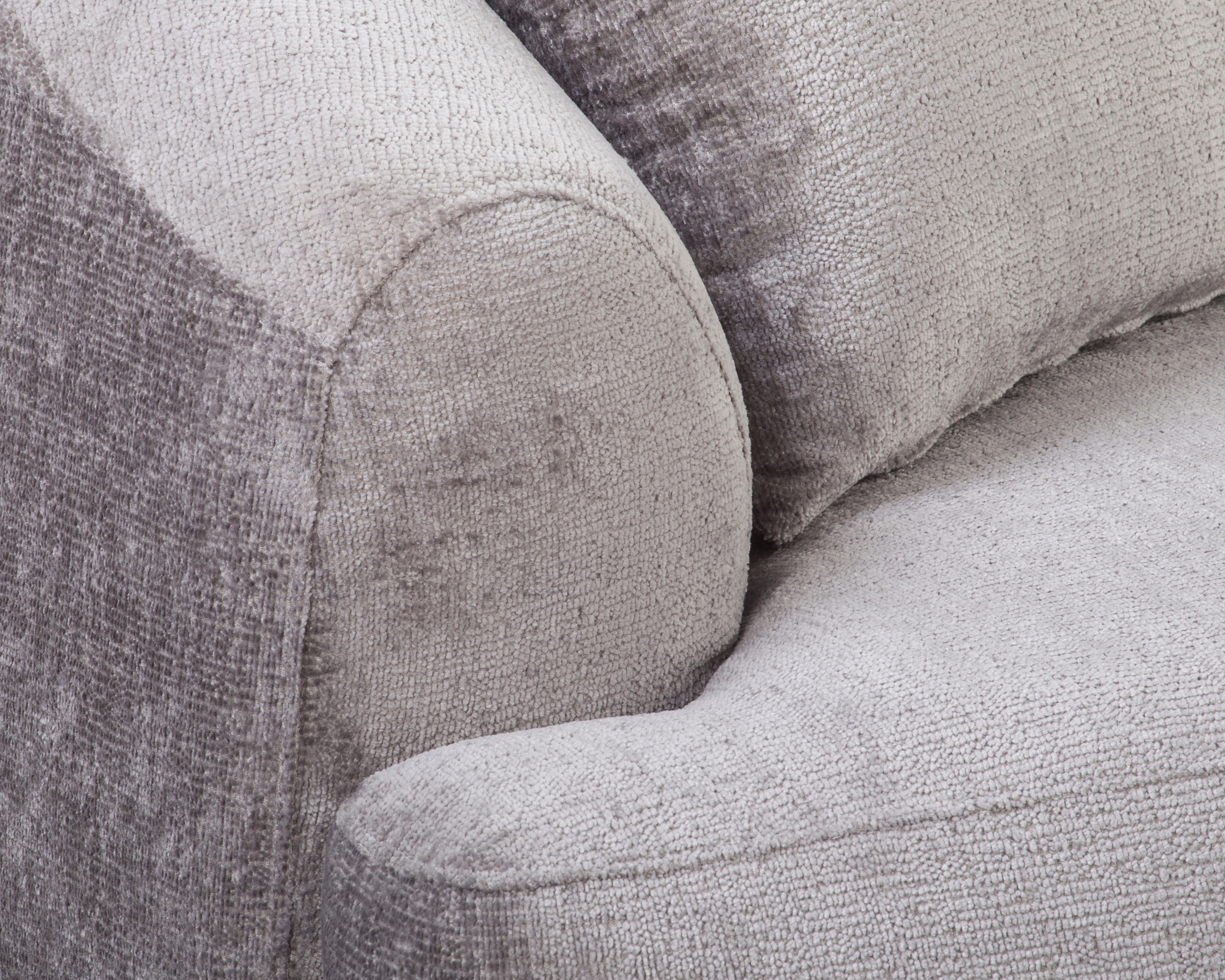 Canapé droit Calais en tissu chenille gris Paname Avenue, zoom sur l’accoudoir