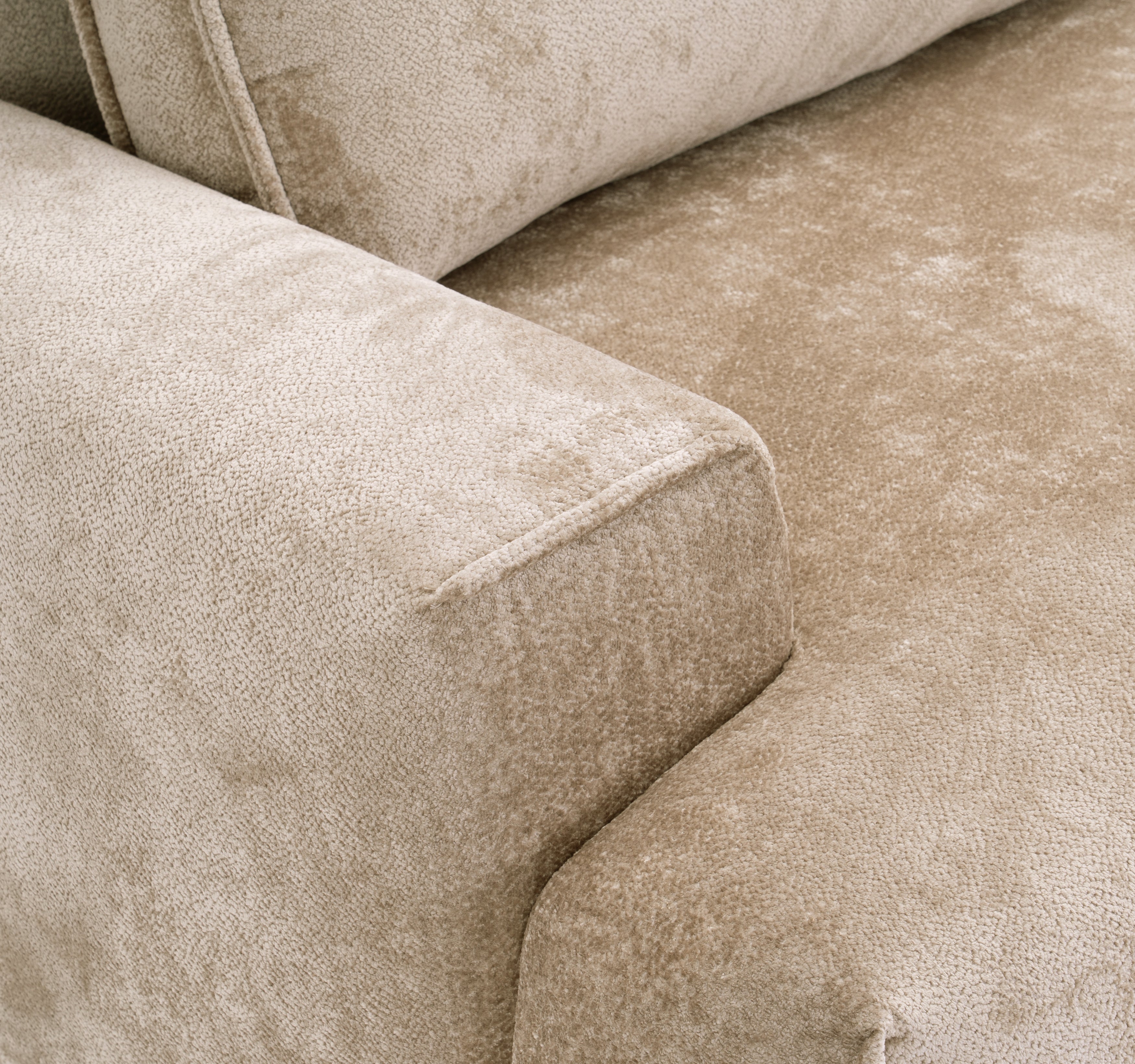 Canapé droit convertible Bonaparte en tissu chenille beige Paname Avenue, zoom sur l’accoudoir
