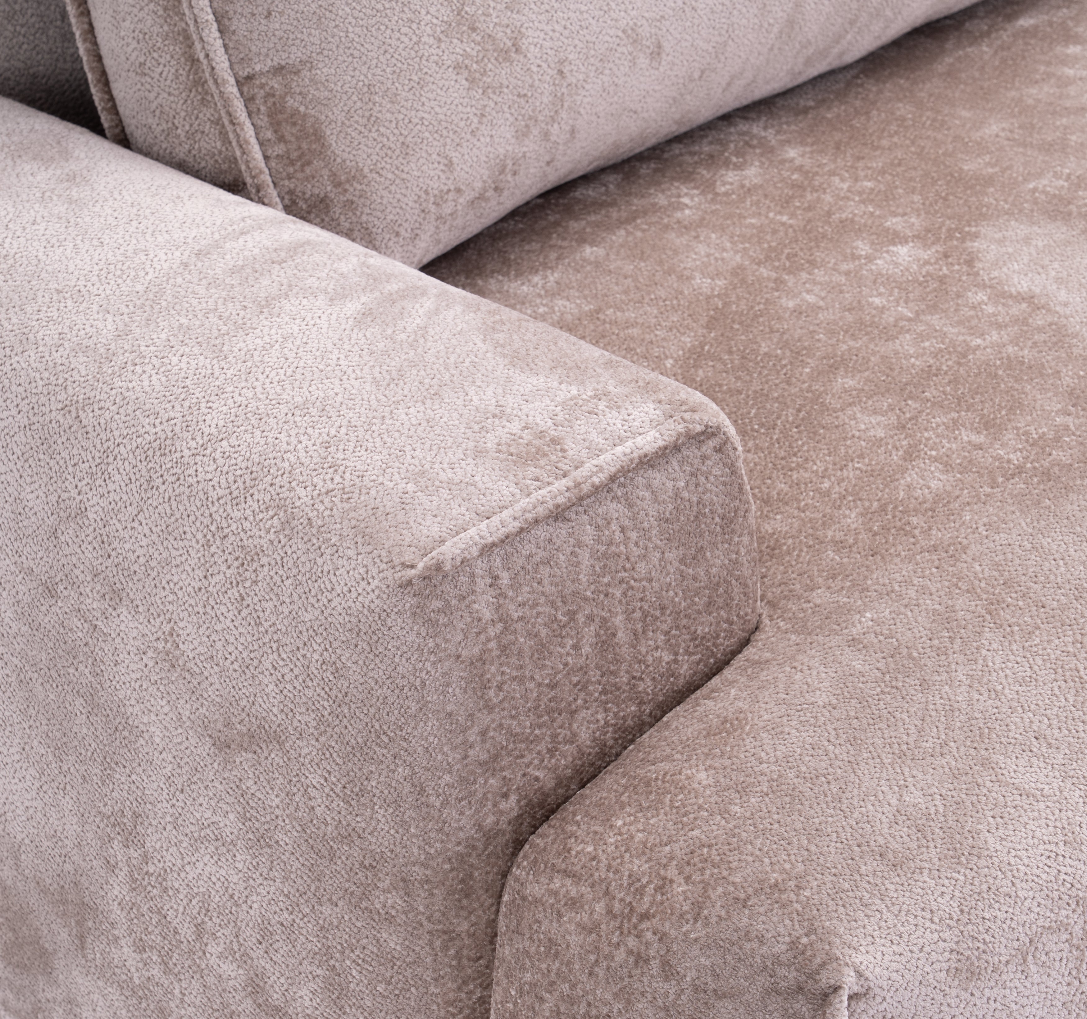 Canapé droit convertible Bonaparte en tissu chenille taupe Paname Avenue, zoom sur l’accoudoir