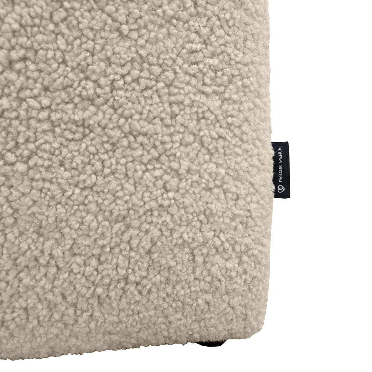 Canapé droit Descartes en tissu bouclette beige Paname Avenue, détail du label de la marque