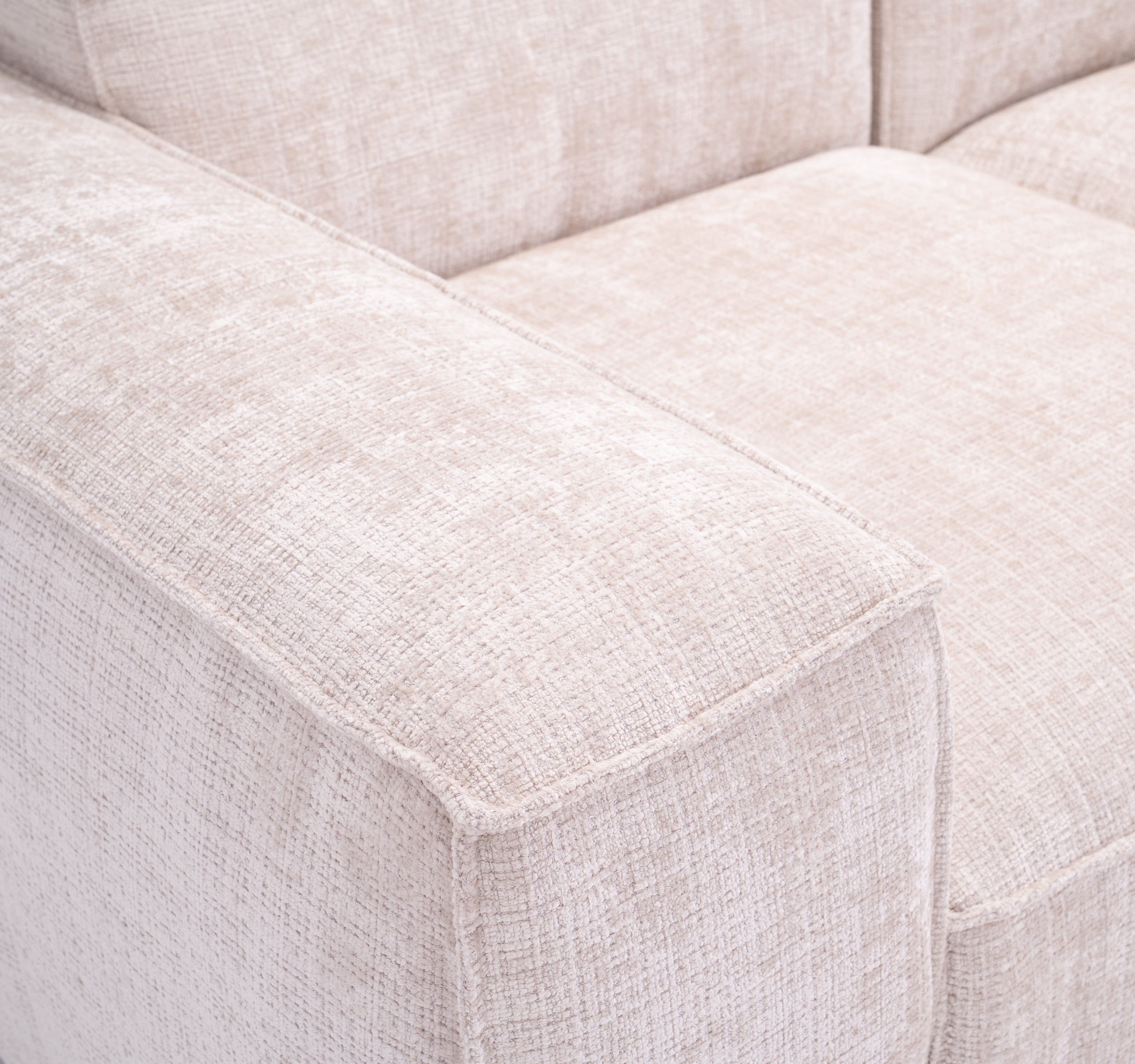 Canapé droit Lacepede en tissu chenille beige Paname Avenue, zoom sur l’accoudoir