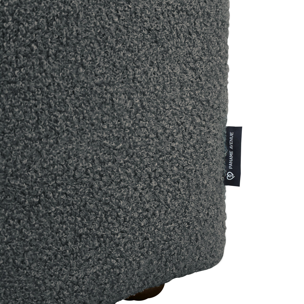 Canapé droit Mazarine en tissu bouclette anthracite Paname Avenue, détail du label de la marque