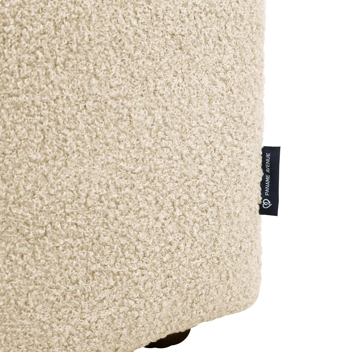 Canapé droit Mazarine en tissu bouclette beige Paname Avenue, détail du label de la marque